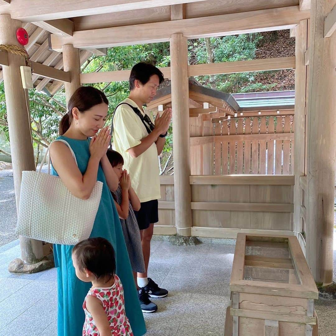 水野佑香さんのインスタグラム写真 - (水野佑香Instagram)「・ 2023夏の思い出メモ  お盆休みに行った館山旅行。  台風が近づいていて、 今回は天気ダメだ…と思ってたけど お天気にギリギリ恵まれました☀️  初日は子供達が楽しみにしてた海🏖️  #北条海岸   海の家のかき氷がふわっふわで 美味しかった🍧❤️  2日目はまだ天気が保っていたから 午前中にパワースポットへ  #安房神社   ここは日本三大「金運」神社⛩️  主祭神である天太玉命は 日本のすべての産業を創造した神で 商売繁盛、事業繁栄だけではなく 必勝祈願にも御利益があるらしい✨  3日目は 天気が不安定だったから 道の駅ツアーしながらドライブ🚗  館山の美味しい海鮮や町中華を 食べたり(鯵フライ、最&高！)  カラオケで歌ったり🎤 夜中3:00まで語ったり⭐️  大好きなあゆこー夫婦と また楽しい思い出を作れたよ☺︎ ❤️  旦那さんが旅行前日に まさかの足首を剥離骨折して 次女をこーちゃんが抱っこしてくれたり、  あゆが甘えん坊の子供達とかくれんぼしてくれたりして、  子供達は2人を「ともだち」と 思っているらしい😂←日記から引用w   今回も楽しい時間をありがとう❤️  #館山  #館山旅行 #道の駅ちくら潮風王国  #パワースポット神社  #夏休み  #家族でお出かけ  #千葉旅行  #japantrip  #tateyama  #なかよし姉妹」8月21日 18時53分 - mizuno_yuka