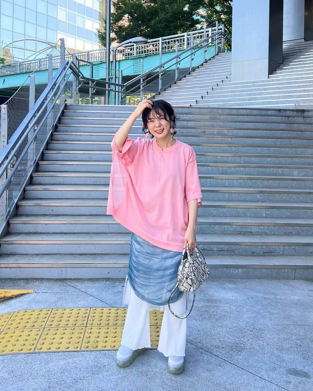 光永さんのインスタグラム写真 - (光永Instagram)「大人っぽシアーコーデ🩶🌸 一つ一つがシンプルなのに特徴的で、レイヤードするだけで個性出て可愛い🥹 ㅤㅤㅤㅤㅤㅤㅤㅤㅤㅤㅤㅤ トップス：#CLANE スカート：#vacancy パンツ：#NIKE スニーカー：#mikiosakabe  バッグ：#EFOLE イヤリング：#chouchoumarina  ネックレス：#cene ㅤㅤㅤㅤㅤㅤㅤㅤㅤㅤㅤㅤ #ootdjapan #outfit #シアートップス #シアースカート #レイヤードコーデ #夏コーデ2023 #クラネ #ヴァカンシー #ピンクコーデ」8月21日 18時53分 - hinata_official__