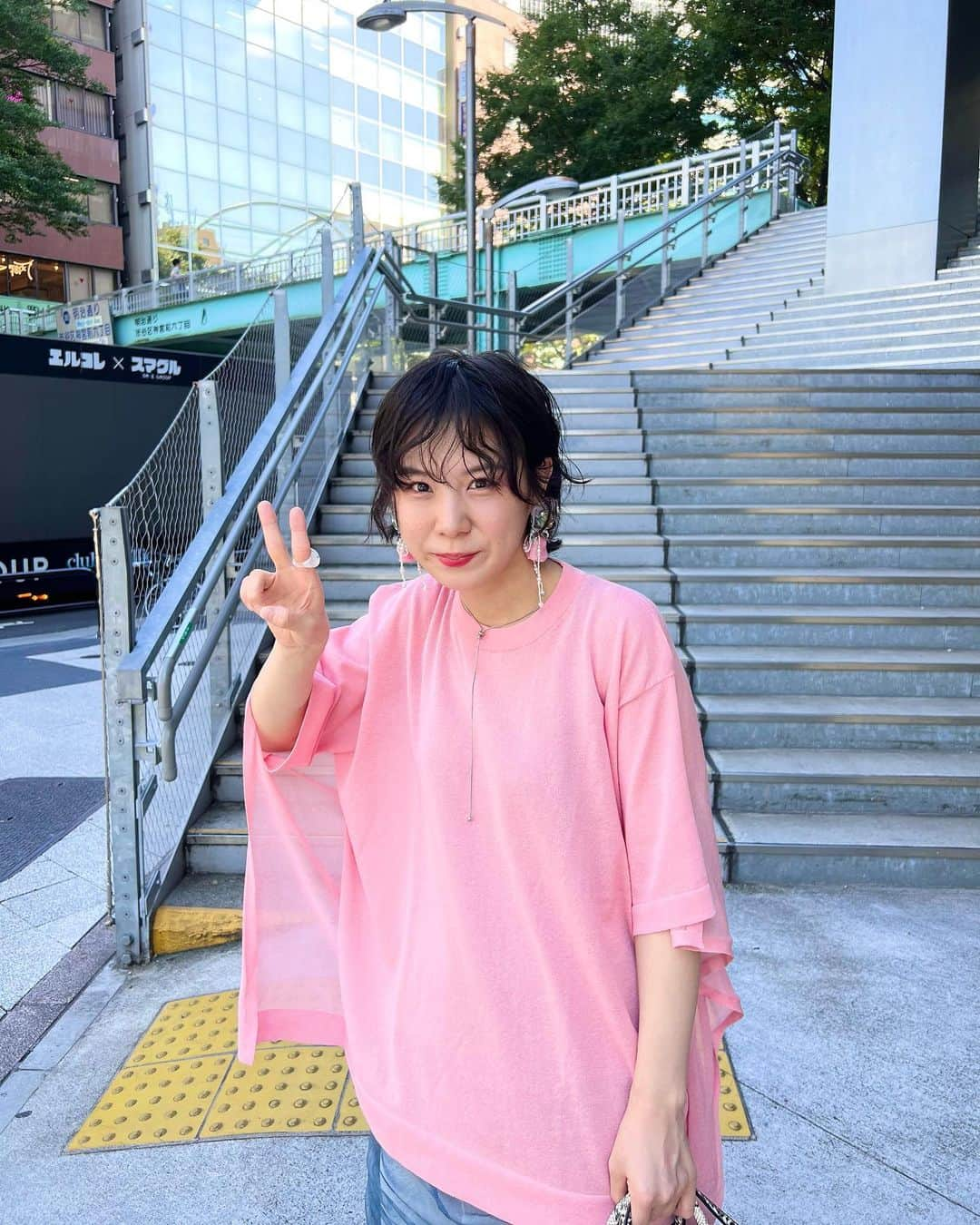 光永さんのインスタグラム写真 - (光永Instagram)「大人っぽシアーコーデ🩶🌸 一つ一つがシンプルなのに特徴的で、レイヤードするだけで個性出て可愛い🥹 ㅤㅤㅤㅤㅤㅤㅤㅤㅤㅤㅤㅤ トップス：#CLANE スカート：#vacancy パンツ：#NIKE スニーカー：#mikiosakabe  バッグ：#EFOLE イヤリング：#chouchoumarina  ネックレス：#cene ㅤㅤㅤㅤㅤㅤㅤㅤㅤㅤㅤㅤ #ootdjapan #outfit #シアートップス #シアースカート #レイヤードコーデ #夏コーデ2023 #クラネ #ヴァカンシー #ピンクコーデ」8月21日 18時53分 - hinata_official__