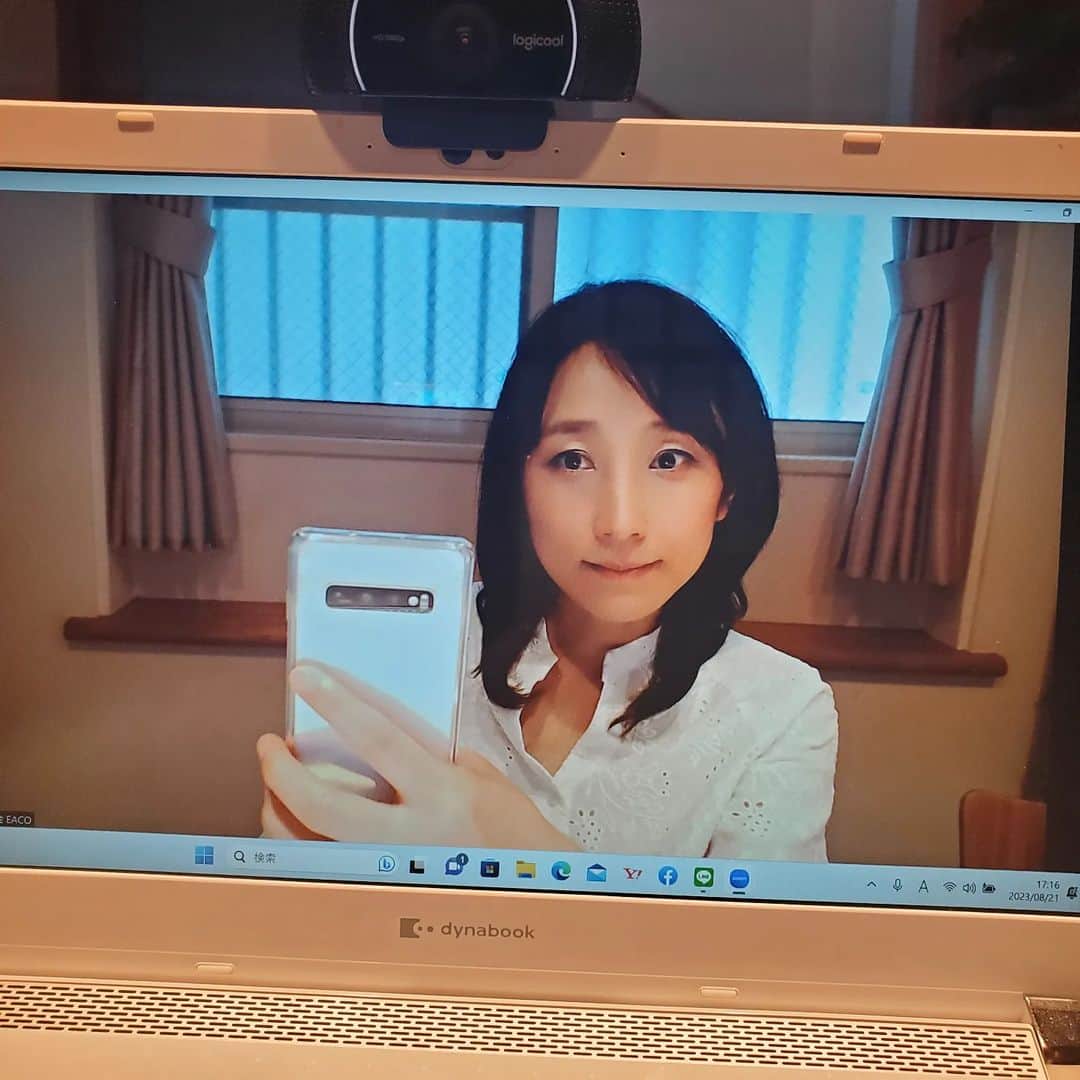 常世晶子のインスタグラム：「オンラインミーティング後です💻️📱  パソコンを開いたのでこのまま仕事をしたいけれど、お夕飯を作る時間ですね🙄🍴  #夕食の時間 #仕事の時間  #お腹が空きました  #家にて #自撮り #何となく横ピースね」