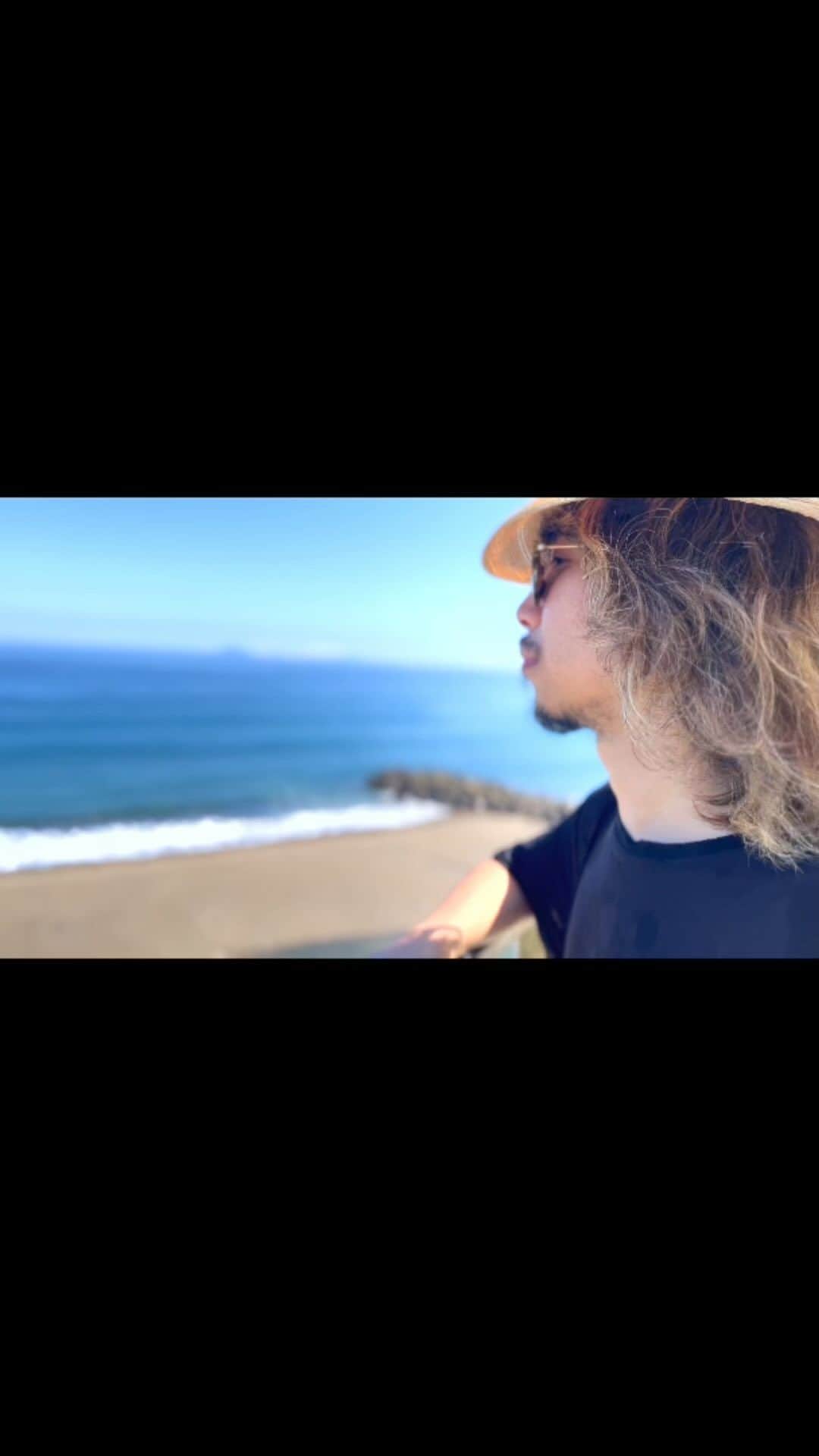 のインスタグラム：「海を眺めて参りました。 "よーさん"になった記念にひとときのバカンスへ。  空の青、海の青に包まれて見た景色を少しだけシェア🤏 今年も静岡県へ！！今年は伊豆の海へ。  〜bgm〜 少年時代/宇多田ヒカル この素敵なストリングスver.が絵に尺に、ハマっている。。。 コレはやっぱり僕たちの懐メロ。。。  インスタへバースデーお祝いメッセージの数々をくれた皆さんありがとうございます🥹 嬉しくてパワーをもらっちゃう"よーさん"は、その先の"よーよー"へ向かうべく、きっと良い歳になりそうな予感が増しております。  待っていても幸せ時間はやってこないから、自分から動いてみよう・・・ それがサイコウに繋がる事、あるんですわねぇ(((o(*ﾟ▽ﾟ*)o)))♡ そしてまたこの夏に彩りを！！！」