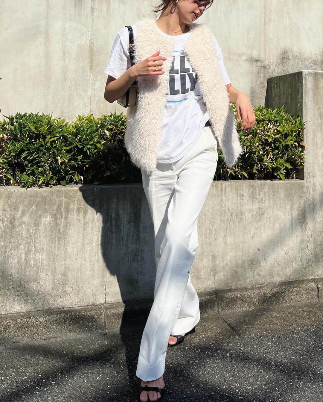 佐藤晴美さんのインスタグラム写真 - (佐藤晴美Instagram)「私服。  秋冬に向けゲットした フェイクファー🫶  ひと足先に🤍 古着のTシャツに合わせてみました🥰🫶  #ANAYI  #アナイ  #ad」8月21日 20時10分 - sato_harumi__official