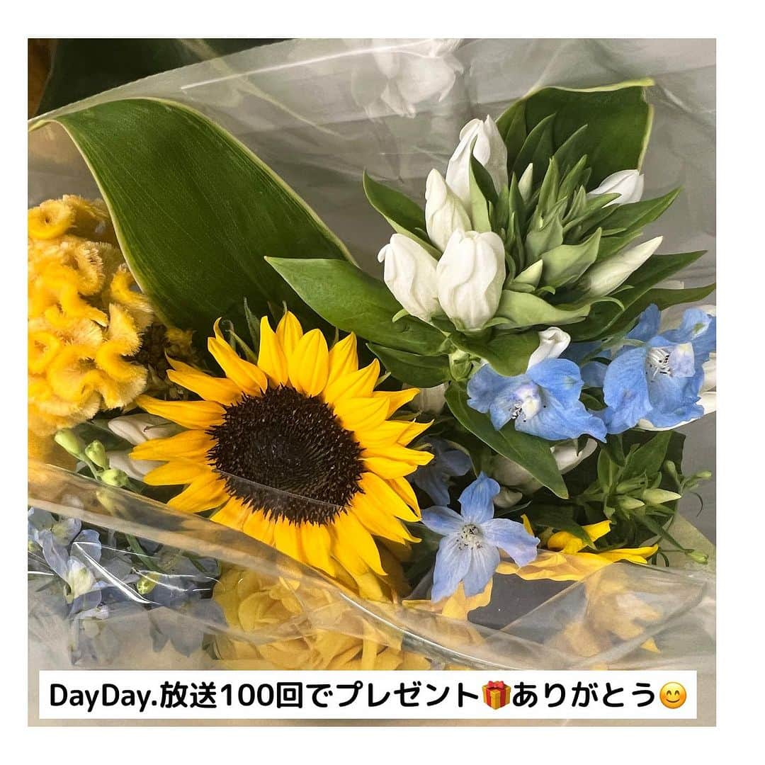 藤田大介さんのインスタグラム写真 - (藤田大介Instagram)「先週金曜日、DayDay.放送100回を迎えました！いつも記念の時は演者さんがもらうことが多かったですが、わたしはみんなをいつも引っ張ってくれる総合演出にプレゼント🎁  100回目ということは100回徹夜しているスタッフもいる。朝から晩までいつも重責を背負いながら走り続けてくれるリーダーに感謝の気持ちを込めて！ ありがとう！！  100回、されど100回。 1回1回放送できているのも、みんなの協力のおかげ！テレビはみんなの熱意から生まれる手作りです。だからこそ頑張れる！！ #dayday #100回記念」8月21日 19時04分 - fujita.daisuke_ntv