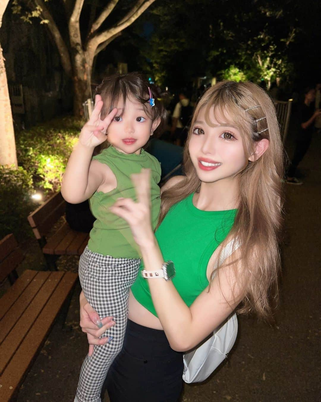 YUNAのインスタグラム：「night zoo 🐘🦏🦒🌙  全然違う所見てるけど😒 GUでお揃いコーデしたつもり😒💚 再チャレンジしよ🥺  .  .  #東山動物園  #ナイトズー  #nightzoo #2歳児 #２児のママ  #長女  #女の子ママ  #プチプラコーデ  #GUコーデ  #プチプラ  #親子コーデ  #親子リンクコーデ  #親子ペアルック  #ギャルママ #2歳6ヶ月  #年子ママ  #年子姉妹」