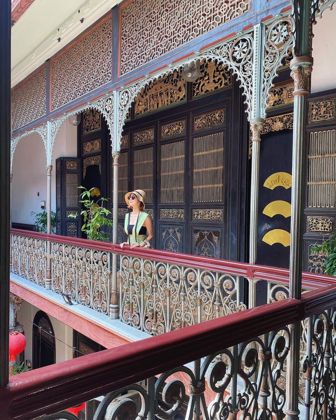 小水彩のインスタグラム：「The Blue Mansion, Penang💙 中庭にアール・ヌーヴォーのステンドグラスにベネチアンシャッター。そして私の大好きな青💙ここたまらない😍  #ブルーマンション #ペナン島  #ジョージタウン」