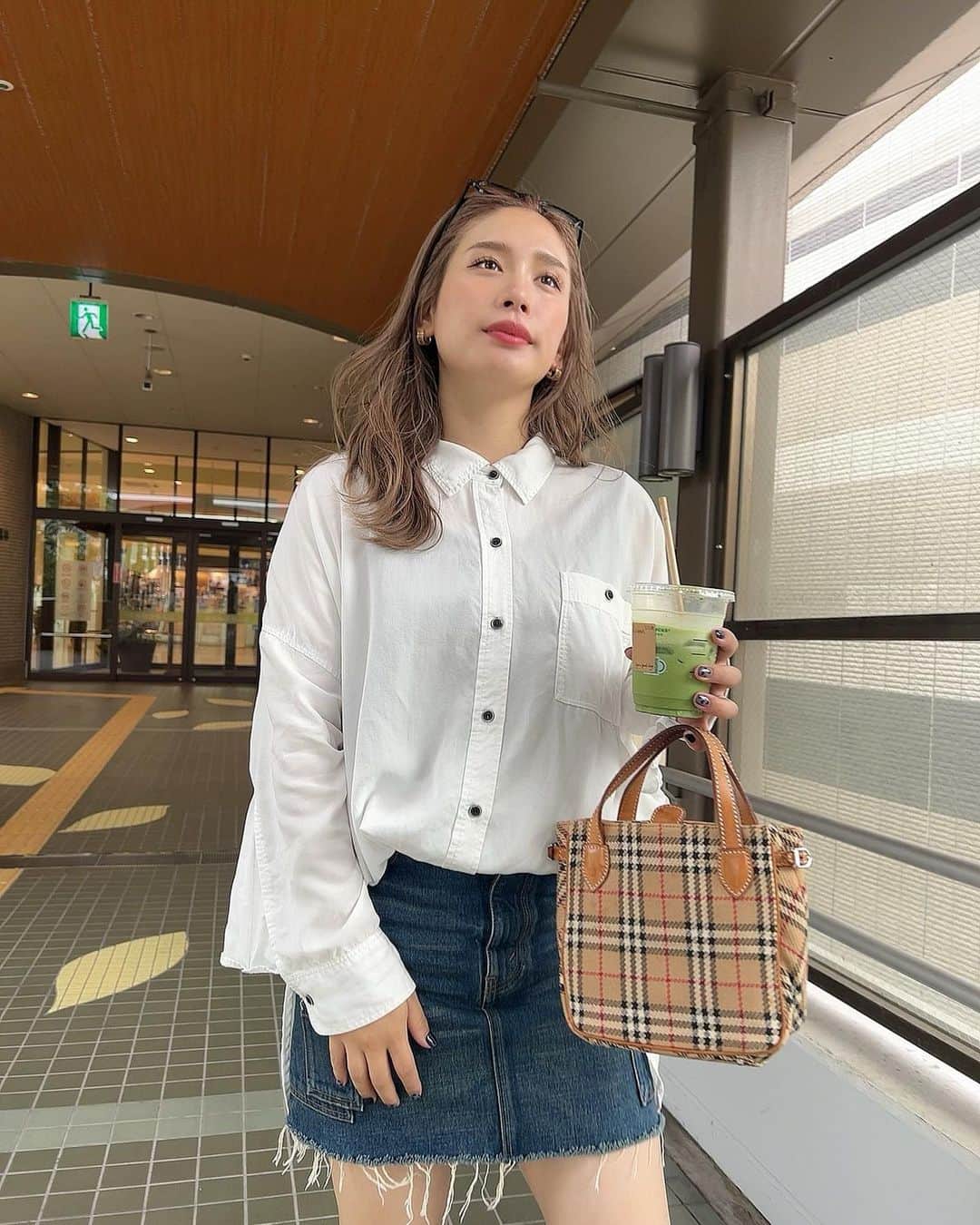 acaneのインスタグラム：「・ ミニスカートにハマっています。  髪色も可愛くない？？？ @noriyuki__ikeda 🙏  みんなは何枚目が好き？？🦋  #骨格ストレート」