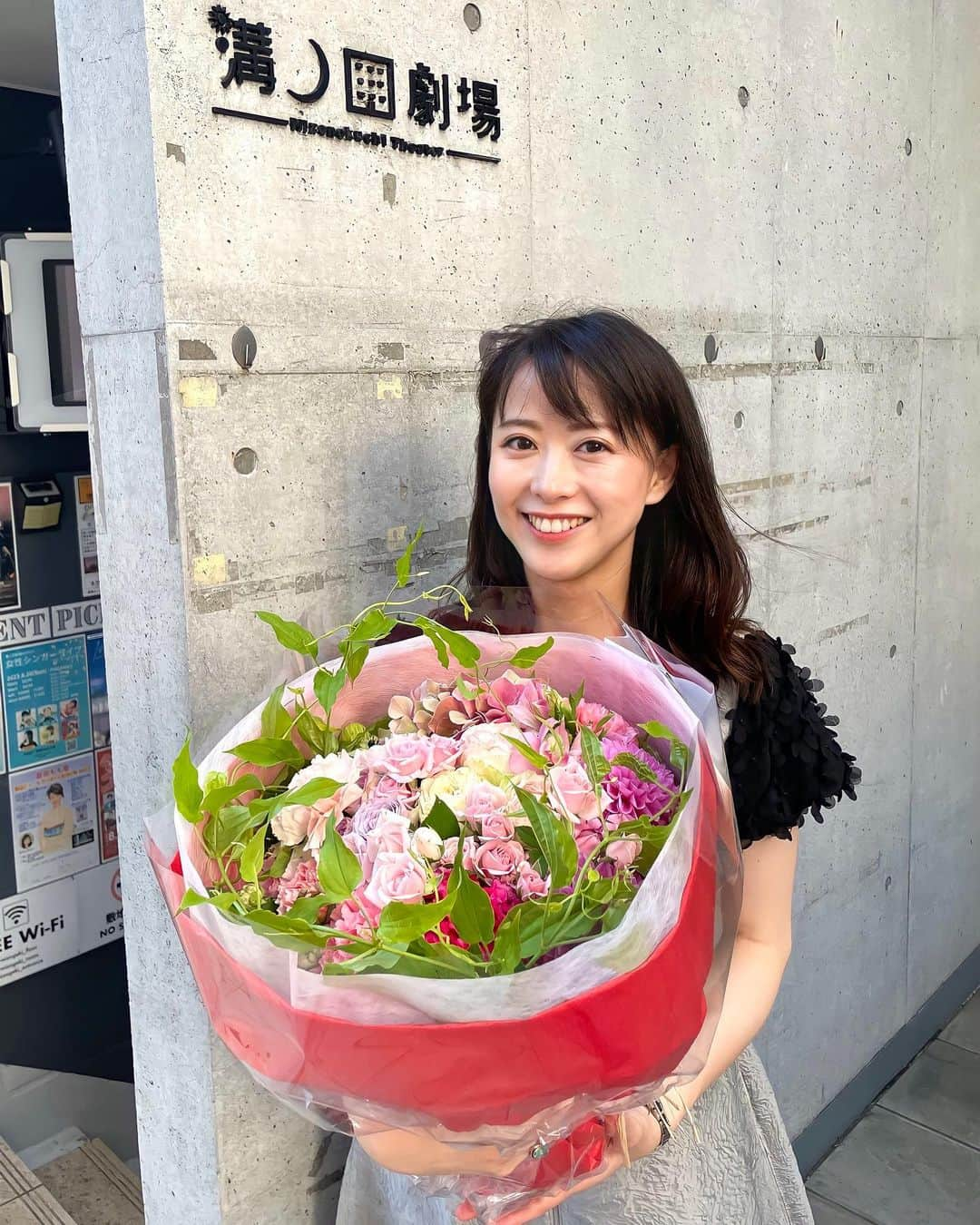 藤本真未のインスタグラム：「* 100年越しの初恋vol.3 大千秋楽から一週間が経ちました✨ 夢のような…でも確かに存在したとても濃い時間でした😌 * 改めて、この舞台に関わってくださった全ての皆さま、ご観劇いただいた皆まさ、本当にありがとうございました！ * 大千秋楽の日に劇場に届いたお花との写真を載せていなかったので投稿させてください💐🤲 ステキなお花をありがとうございました！ * 思い切って挑戦した朗読劇📚 初舞台の私に、美沙子という役にチャレンジするチャンスを与えてくださった山本さん、本当にありがとうございました🤲✨ * 出会った座組のみんな、過ごした時間は私の宝物です！ * #舞台 #朗読劇 #100年越しの初恋 #溝ノ口劇場 #溝の口 #溝ノ口 #ブーケ #花束 #💐」