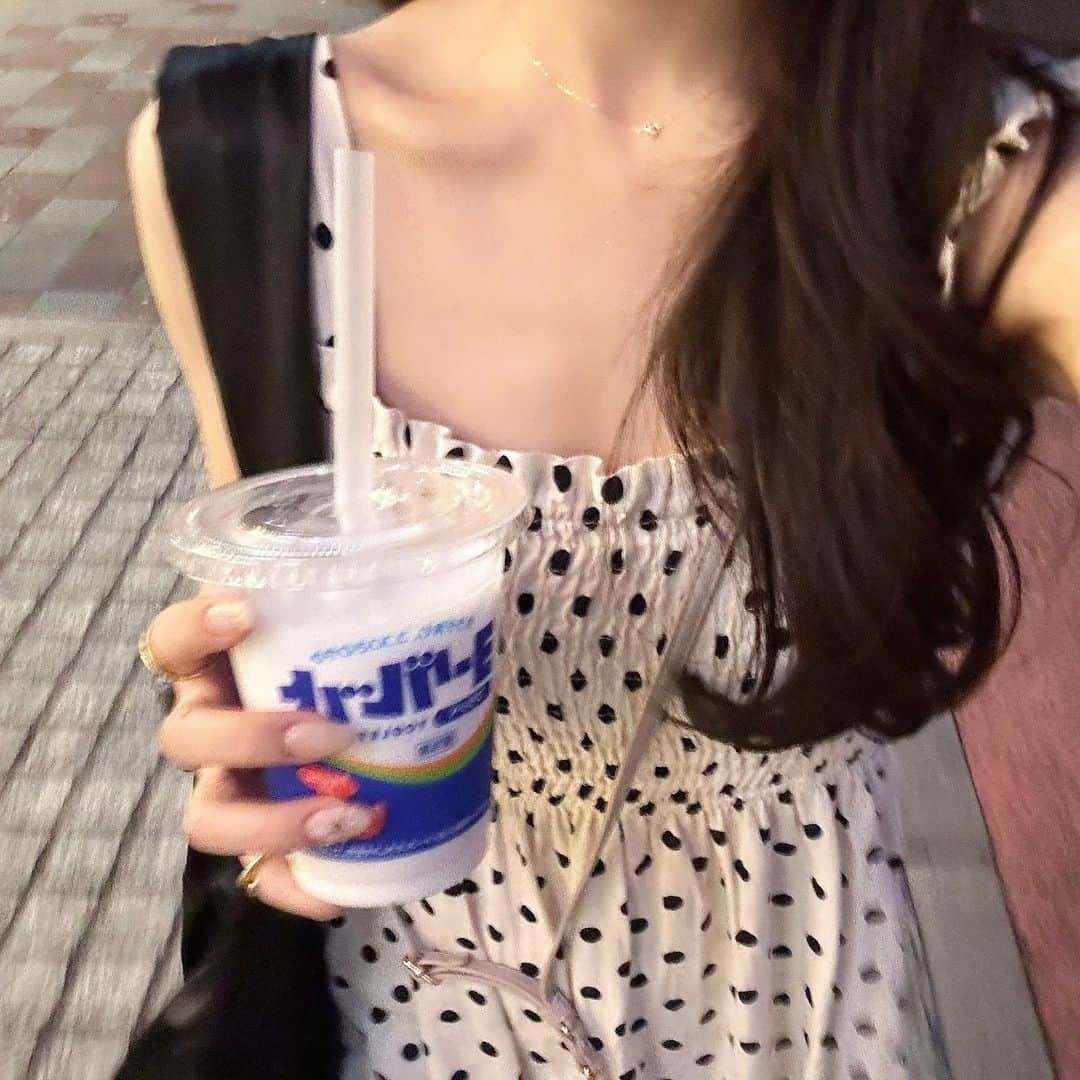 のインスタグラム：「︴..🌛  🪧minatomirai  友達とBBQした夜 𓂃𓈒𓏸   暑すぎてボロボロだったけど すんごい楽しくて夏感じた~ 🎐  バーベキューと言ったらお肉だけど 大優勝なえびちゃんでした🦐🫶🏻  . . . #ビアガーデン #バーベキュー #夏コーデ #キャミワンピ #低身長コーデ #トートバッグ #モノトーンコーデ #カジュアルガーリー #フレンチガーリー」