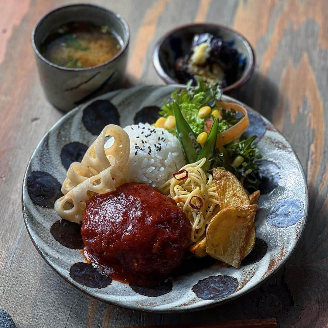 はらぺこさんのインスタグラム写真 - (はらぺこInstagram)「今日のお昼ごはん♪  ♪煮込みハンバーグプレート ♪お味噌汁 ♪茄子の揚げ浸し  ずーっと前に　@ururun_u.u ちゃんのレシピで作った ハンバーグが凄くジューで美味しかったので それ以来レシピを覚えるくらい我が家の定番に👌  今回は煮込みで🍅 ソースはトマトジュース缶190㎖を1本 赤ワイン.水.トマトケチャップ.ウスターソース. 砂糖.を煮詰めて作ります！ ソースだけでご飯3杯はいける…😋  3枚目は…🤎 日向ぼっこ中のゲンさん🥰 #お昼ごはん #おうちごはん #おうちごはんlover #フーディーテーブル #家庭料理 #料理 #お味噌汁 #おばんざい #常備菜 #和食 #ハンバーグ #暮らしを楽しむ #ハンバーグプレート #煮込みハンバーグ #ワンプレート  #食育 #野菜  #クロワッサン大人のうつわ部 #日々の暮らし  #おうち時間 #豆皿 #器 #深貝公拓 #深貝工房 #うつわ  #こどもごはん #沖縄 #やちむん　#いぬのきもち　#トイプードル」8月21日 18時58分 - n.harapeko