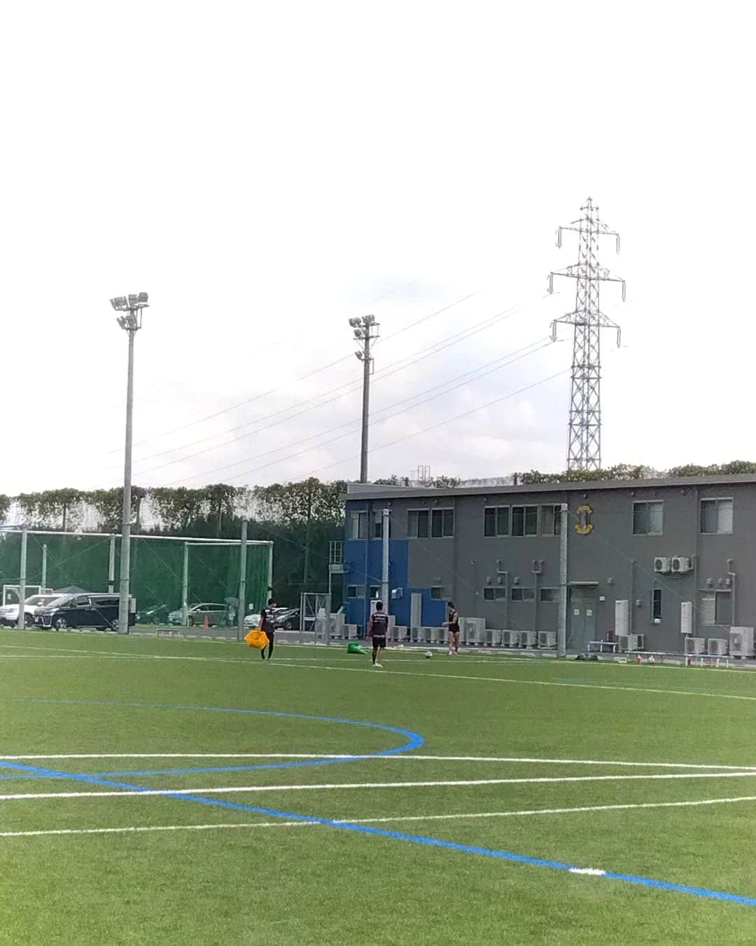 可児壮隆のインスタグラム：「國領選手のトレーニング風景  OFFの日でもわざわざグラウンドに来てくれて、選手のトレーニング・リハビリ・ケア等に協力してくれる松ちゃん、友貴、浩志に感謝です🙇✨  #松村トレーナー #吉村分析補佐 #藤本トレーナー #奈良クラブ」