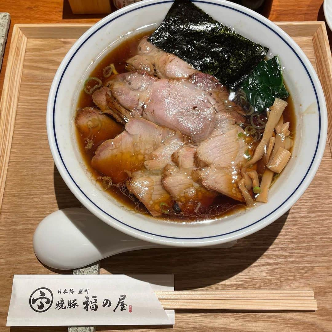 黒川さくらのインスタグラム：「お昼に日本橋のコレドにある焼豚福の屋（ @yakibuta_fukunoya ）さんへ行ってきました🚶 焼豚専門店が手掛けるラーメンというコンセプト👀✨ なので食べるスペースは焼豚ショップの奥にあるよ🐷 私は焼肉中華そばの醤油を食べたよ🍜 モモとロースの焼豚が乗った贅沢ラーメン🤤 流石にしっとり柔らかくて、お肉の旨味がスープに滲み出てる🥹✨贅沢だーー！！ ジャスミン茶でさっぱりラーメンがすすみました🍵 ご褒美ラーメン食べたい方はぜひ！ . . . . . . . . #PR #ラーメン女子 #日本橋グルメ #麺が好き #醤油ラーメン  #日本橋 #コレド室町 #中華そば #ラーメン #焼豚 #焼豚専門店 #日本橋室町焼豚福の屋 #日本橋ラーメン #ラーメン巡り」