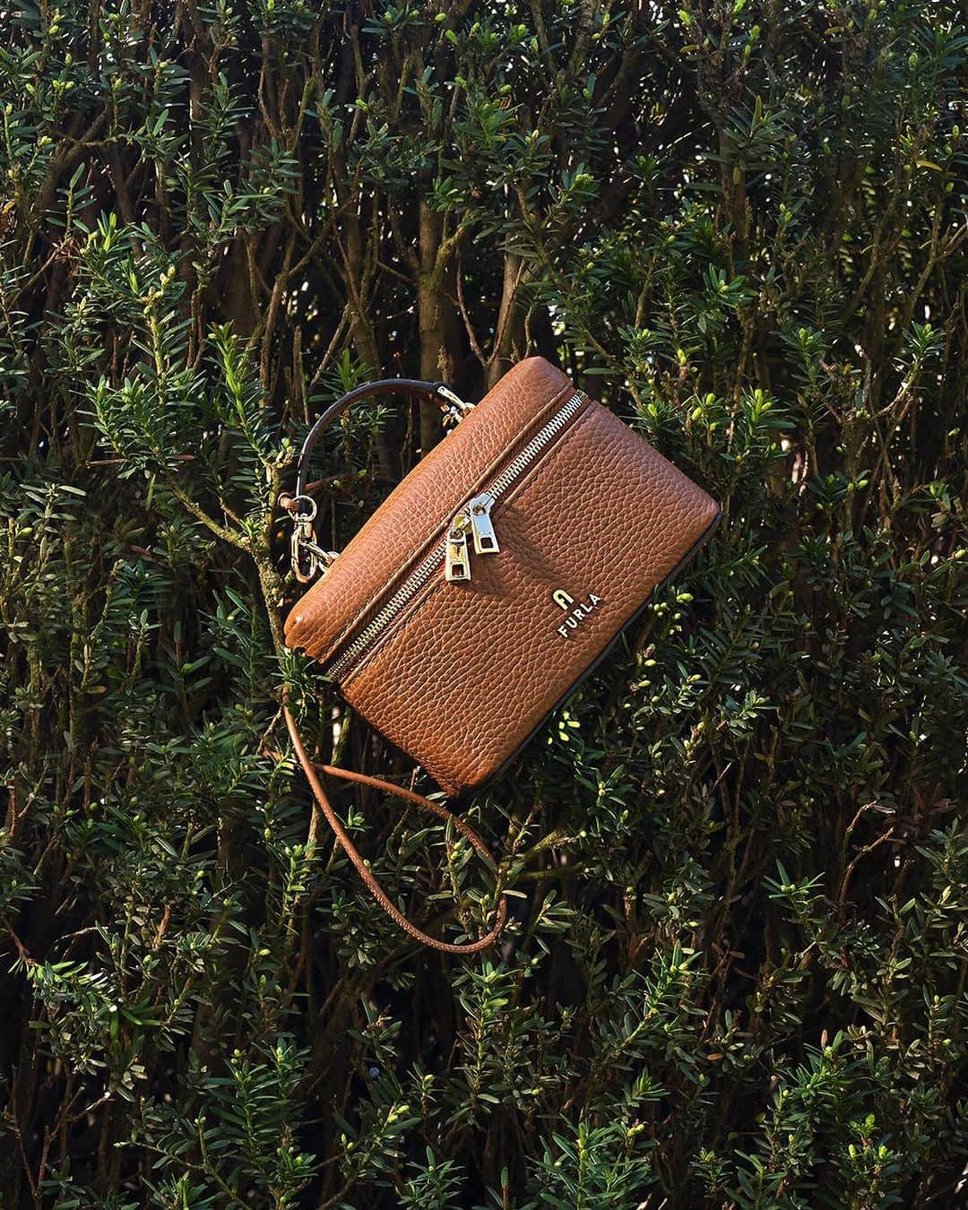 フルラのインスタグラム：「Introducing the new Furla Camelia vanity case crossbody: a smooth balance between nature and style.  #ItalybyFurla #FurlaFW23  Photographer & Film Director: Paolo Zambaldi (@paolozambaldi) Art Direction and graphic design by Roberto Da Pozzo (@roberto_da_pozzo)」