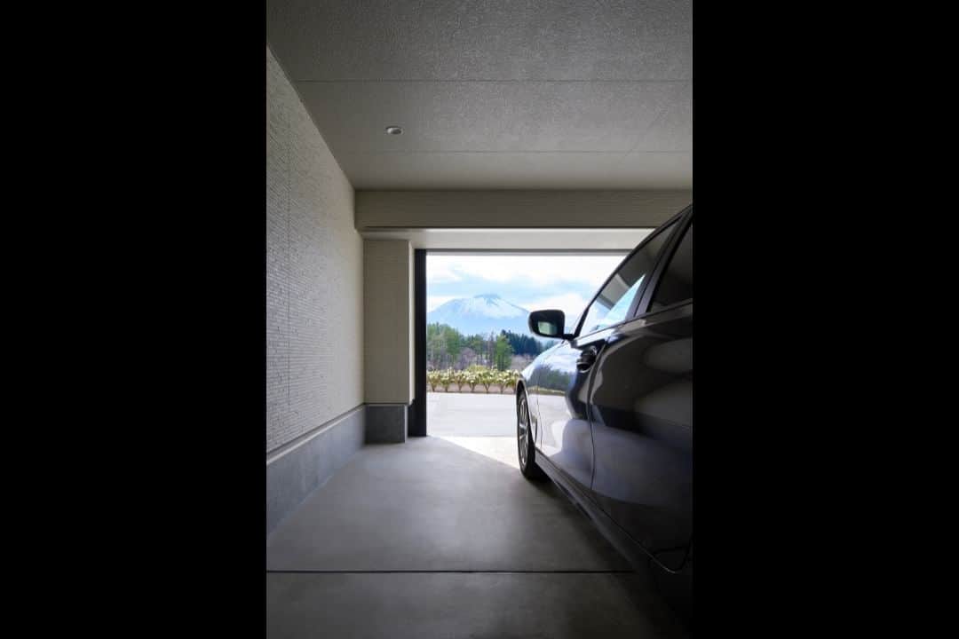 ミサワホーム株式会社さんのインスタグラム写真 - (ミサワホーム株式会社Instagram)「@misawahomes⠀ 岩手山の雄姿を一望する眺めのいい住まい（岩手県Ｔさま）   ￣￣￣￣￣￣￣￣￣￣￣￣￣￣￣￣ 🏠オーナーさま実例のご紹介  pic2 雄大な岩手山を望む風光明媚な丘の上に位置するＴさま邸。 約3mの高天井の開放的なリビングには壁いっぱいの大きな窓。 美しい山を借景にゆったりと心地よい時間が流れています。  pic4 モノトーンのインテリアが美しいダイニングキッチン。 キッチンの壁面収納やパントリーなど、収納力もたっぷり。  pic6 白いキューブを組み合わせたようなモダンなデザインが印象的な外観。  「ソファに座って景色を眺めたり、愛犬と遊んだり。 大きな窓から四季折々に変化していく山の姿を楽しむことができるので、 家時間が格別なものになりました」と微笑むＴさま。 愛犬と伸びやかに暮らす贅沢な日々を満喫されています。  @misawa_iwate   ￣￣￣￣￣￣￣￣￣￣￣￣￣￣￣￣ #misawahome  #ミサワホーム  #ミサワホーム注文住宅  #新築戸建て #戸建て  #住宅デザイン  #デザイナーズ住宅  #理想の家づくり  #こだわりの家づくり #建築実例  #施工実例  #スタイリッシュモダン #スタイリッシュな家 #グレーインテリア #シンプルモダン #シンプルモダンインテリア #ラグジュアリーインテリア #ラグジュアリーな空間 #ホテルライクな暮らし #ホテルライクインテリア #高天井 #大開口 #スケルトン階段 #スタンドライト  #ルイスポールセン #ビルトインガレージ #外観デザイン #外観イメージ #ミサワホームオーナー #岩手山」8月21日 19時00分 - misawahomes