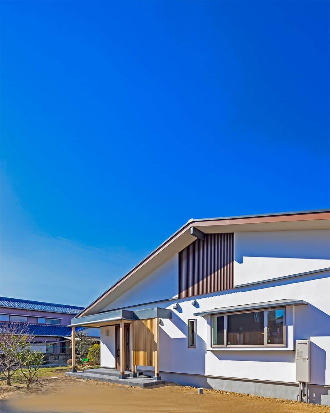 太陽住宅株式会社さんのインスタグラム写真 - (太陽住宅株式会社Instagram)「太陽住宅の家 ▷▷▷ @taiyojutaku …………………………………………………………  本日は【THE・和風の家】をご紹介します☖  こちらのお家のオーナー様はご年配のご夫婦です。 ご希望で伝統的な“和”のお家を造りました。  リビングや和室など、至るところに“和”を感じられるお家となっています。和室などに伝統的な造作が施されていて、今時のお家とは異なる見どころがたくさんです☺︎  ⳹オープンハウス開催中！⳼ ◎豊橋市西高師町　 　コンセプトモデルハウス『希望の家』 　ぜひお気軽にお問合せください♪ ………………………………………………………… 残すもの・・・。 記録と、記憶と思い出と。 丈夫で長持ち、太陽住宅の家。 ………………………………………………………… ⁡ HPでもたくさんの #施工事例 を掲載しております😌✨  太陽住宅の家 詳しくはコチラから ▷▷▷ @taiyojutaku  気になることがあれば、いつでもコメント・DM📩お待ちしております🙋  ──────────────────────── 太陽住宅株式会社 愛知県豊橋市三本木町字元三本木18-5 0120-946-265 ────────────────────────  #平屋の間取り #平屋の暮らし #平屋の家づくり #平屋のお家 #平屋生活 #平屋で暮らす #平屋のおうち #平屋の外観 #平屋デザイン #太陽住宅 #豊川土地 #豊橋土地 #豊橋注文住宅 #豊川注文住宅 #工務店がつくる家 #注文住宅のかっこいい工務店 #豊橋家づくり #豊川家づくり #マイホーム計画 #土地探しからの注文住宅 #土地探しから #建売に見えない建売 #自由設計 #太陽の家 #豊橋建売 #豊川建売 #希望の家 #オープンハウス開催中」8月21日 19時00分 - taiyojutaku