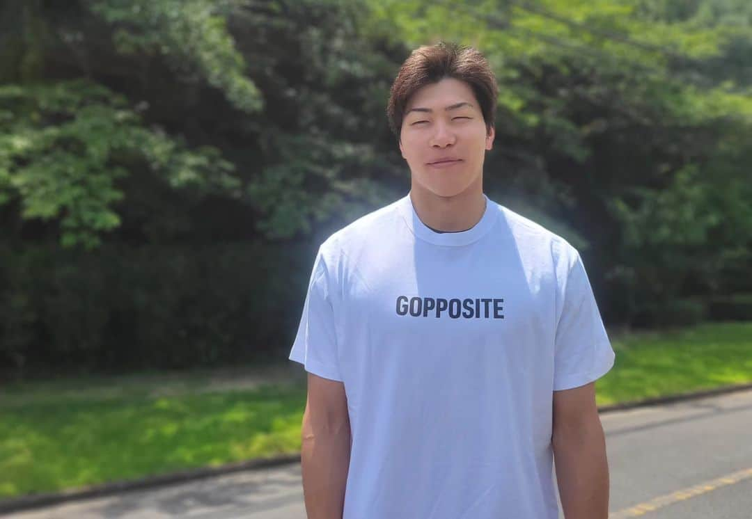 清水邦広さんのインスタグラム写真 - (清水邦広Instagram)「トレスに挨拶来ました！  GOPPOSITEのTシャツ たくさんの方に買って頂き ありがとうございます！  ちょっと発信不足だったのですが ２枚以上買って頂くと １枚プレゼントします！！  中には 2枚以上買って頂いてるのにも関わらず 備考欄に欲しいTシャツの デザインとサイズを 書いて頂いてない方がいらっしゃいます。  これからでも構いませんので 締め切りの24日までに お問い合わせフォームに お気軽にお問い合わせください。  『問い合わせフォームURLです！ https://gopposite.stores.jp/inquiry』  もし時間を過ぎた場合は 僕からチョイスして プレゼントのTシャツを入れて送ります！！  #TRES #GOPPOSITE #第２段も大好評で #たくさん買って頂いて感謝です #２枚買ったら #１枚プレゼントです #欲しいTシャツの #デザイン #サイズ #書いてください #分からなければ #お問い合わせしてください #みなさんに感謝 #締め切りは #24日まで」8月21日 19時00分 - gorikuni0811