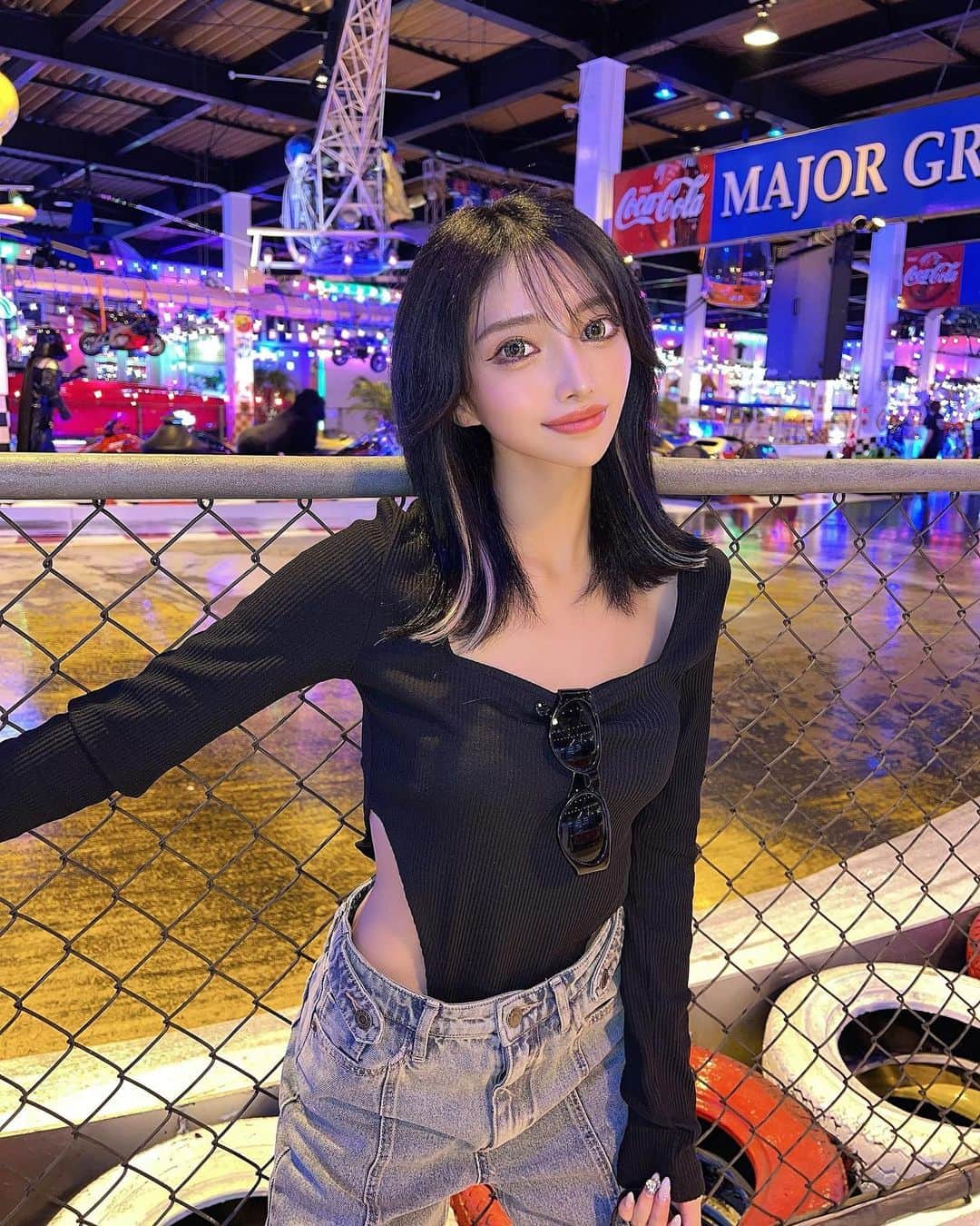 RINAのインスタグラム：「_  とにかく髪の毛を綺麗に伸ばしたくて ハイトーンしたい気持ちを押し殺し しばらく暗髪貫き通す😫😫😫  エクでインナー付けてもらった🙏🏻 @lapis_sota 感謝感激雨嵐です☁️  お洋服は @blondey_official の新作✨  #newhair」