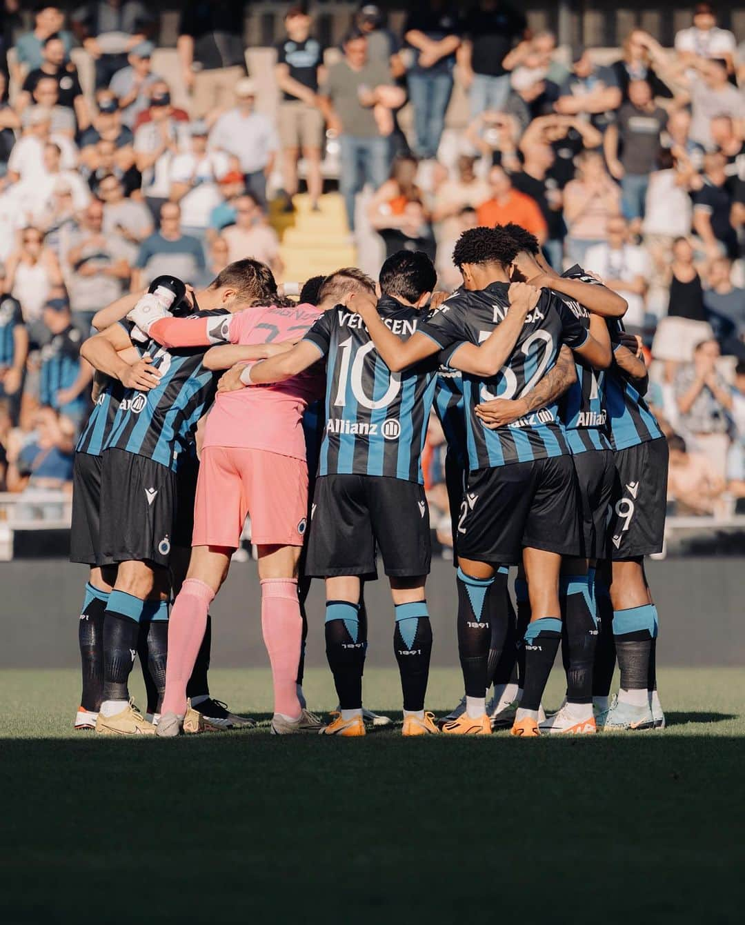 シモン・ミニョレさんのインスタグラム写真 - (シモン・ミニョレInstagram)「This is Bruges. 🔥👊🏻  Amazing team performance on a sunny evening, now it’s time to #BluvnGoan 💙🖤」8月21日 19時02分 - 22mignolet22