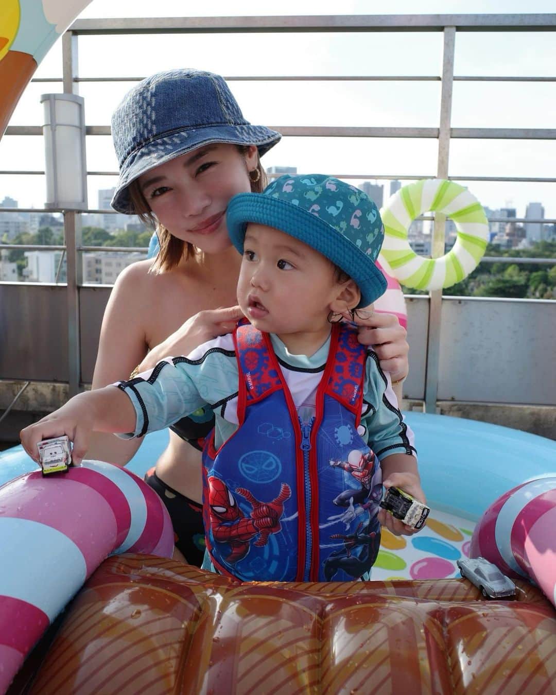 のインスタグラム：「週末は友人宅でプールパーティー プカプカ浮いて遊んで楽しかったね👦🏻⛵️ 子供同士のコミニケーションの取り方ね凄く可愛かった😂💕 かなり遊び倒したので帰宅して爆睡ぴよくんでした😴」