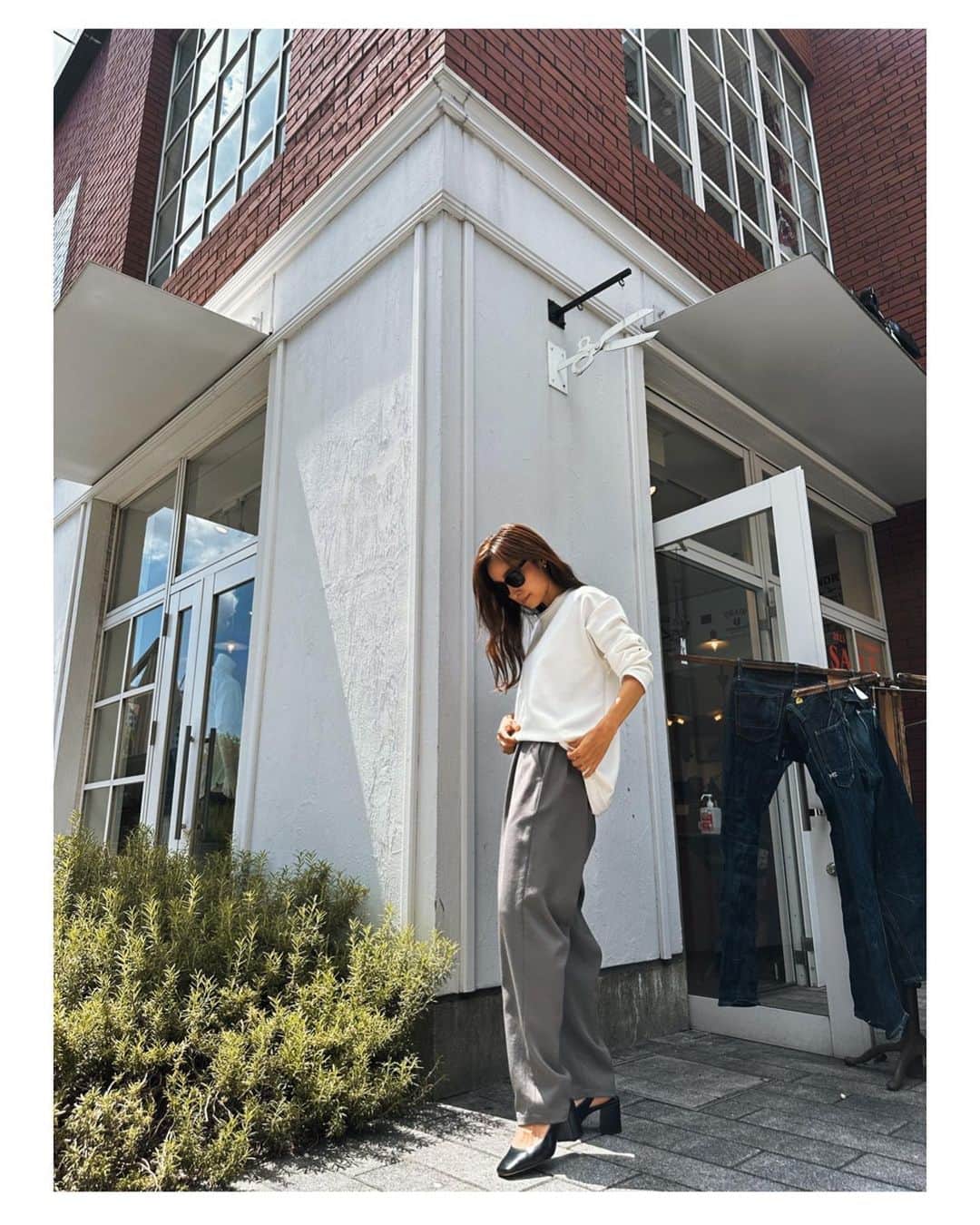 木口亜矢のインスタグラム：「少しずつ秋の準備へ🤎  Anneで大好評だったのが double knit tops(ダンボールニットトップス) こちらはカラー2色とも完売してしまい 今季発売はもうありません。 (また来年♡)  ですが秋からは新作として ロンTを発売致します🤎  秋からずっと使えるロンT。 夏の終わりからはロンT一枚で。 寒さが強くなってきたら 羽織り、コート、ダウンへと厚着になっていきますが ロンTなしでは着回しできぬ！  ということで何枚あっても良い 最高の一枚を作りました。  前回同様、もちもちとした感触が 肌に触れるととても気持ちが良い。 軽い、しっとり、シルエットが可愛い。  少し大きめになるようにデザインをしたので 幅広い体型の方に着用していただけます。  こちらのトップスもユニセックスなので メンズはきちんと見えするけど、着心地はゆったり。 女性はゆったりと着れて シルエットでおしゃれにみせる。  同じものなのに見え方が全然違う そんなロンTに仕上がりました。  夏の終わりはホワイトカラーから使って欲しい。 来月はブラックも発売致します🖤  Anne tops  double knit tops long tee pants  Chef pants gray」
