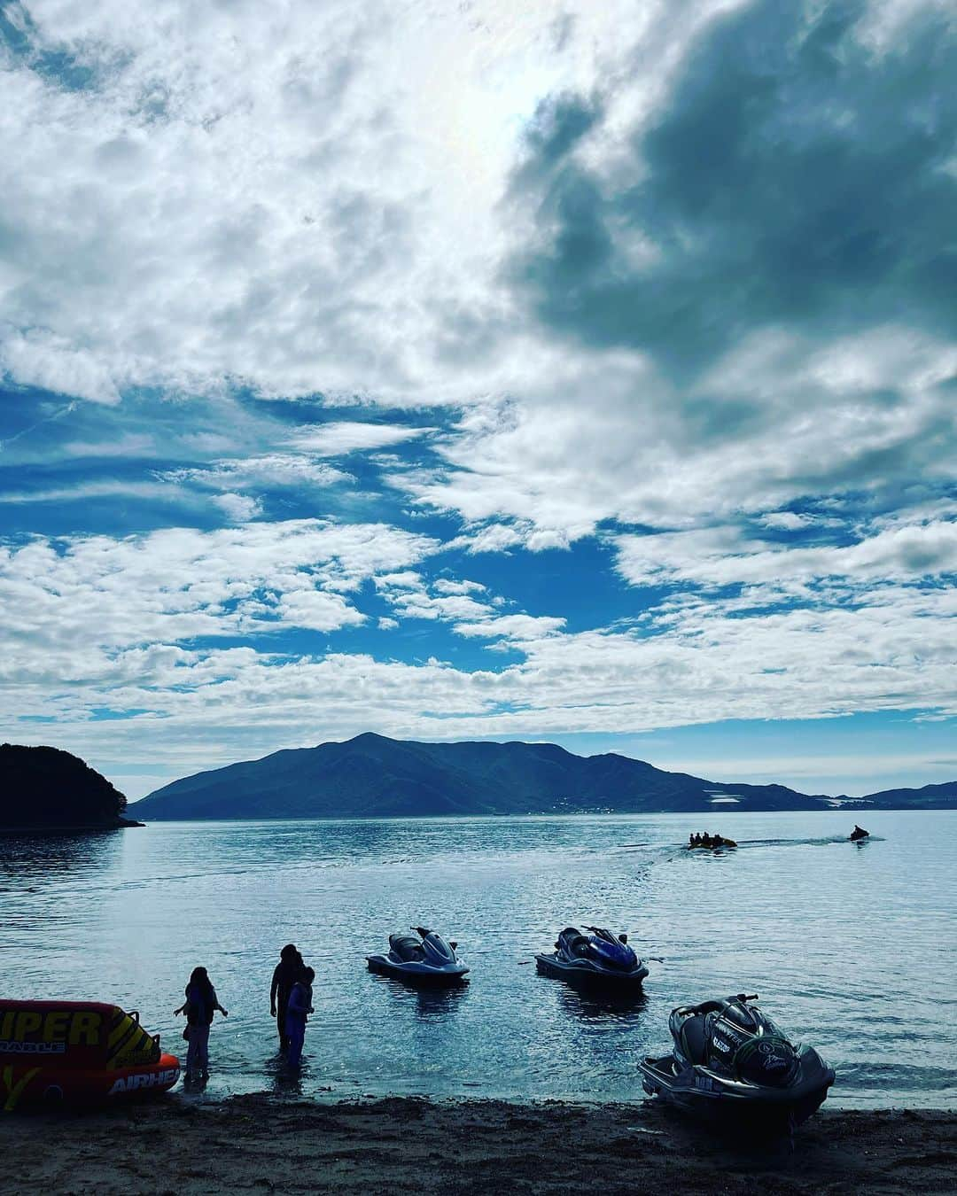 東尾理子さんのインスタグラム写真 - (東尾理子Instagram)「私の夏休み🌻 ガールズと周防大島に🏝️ 岩国空港に着いたら✈️ オオサンショウウオがお迎えしてくれて、鵜飼ショーがあったり💡 仲良しオリオリファミリーと遊びます🩷  #夏休み #岩国 #周防大島  #オオサンショウウオ #鵜飼 #子育て」8月21日 10時07分 - rikohigashio