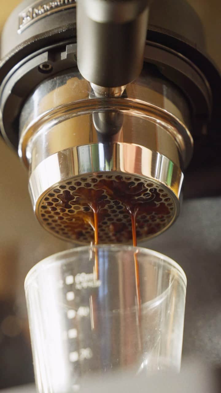 高嶋綾也のインスタグラム：「the lightest espresso maker I have ever used! Product link is in my bio☺︎  It’s a bit noisy because the electric air pump is used to make 9 bar pressure but I really like this new idea☺︎  電動エアポンプを使ったエスプレッソメーカー☕️ 結構気に入ってて毎朝使ってます😂  @maespresso58 #maespresso58 #espresso #coffee」