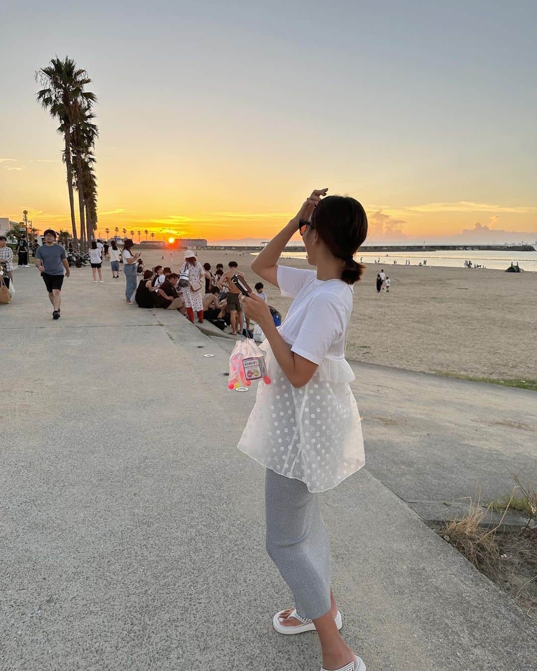 村上沙織さんのインスタグラム写真 - (村上沙織Instagram)「神戸に帰ってきて、やっぱり海が恋しくなって泉南ロングパークへ。  椰子の木越しに夕日が綺麗に見えてカリフォルニアみたいじゃない？  #泉南ロングパーク」8月21日 10時15分 - rosysaorimonster