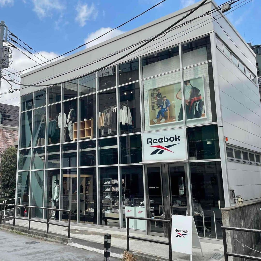 Reebok JPのインスタグラム：「. Reebok Store HARAJUKU  原宿のキャットストリートに位置し Reebokのカジュアルラインである、 "Reebok Classic"がメインのストア。 ぜひご来店下さい！  "Reebok classic" items are the main item of the Harajuku store. Located on Cat Street in Harajuku. Please come and visit us!  〒150-0001 東京都渋谷区神宮前６丁目１４−７ MEビル OPEN 12:00〜20:00  🔗 https://reebok.jp/contents/shopinfo/  #Reebok #リーボック #harajuku #原宿 #catstreet #キャットストリート #travel」