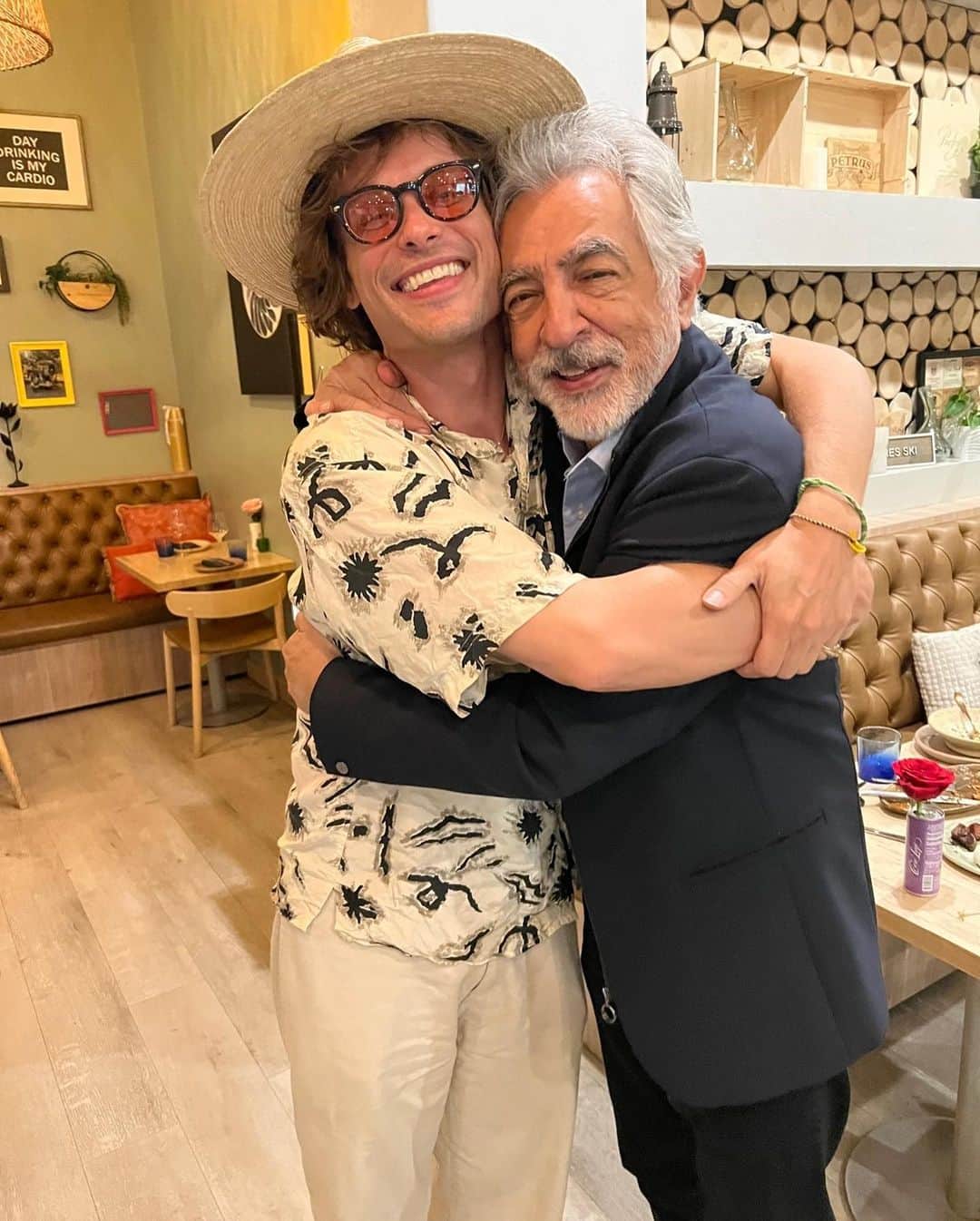 マシュー・グレイ・ギュブラーのインスタグラム：「entwined like long linguini forever」
