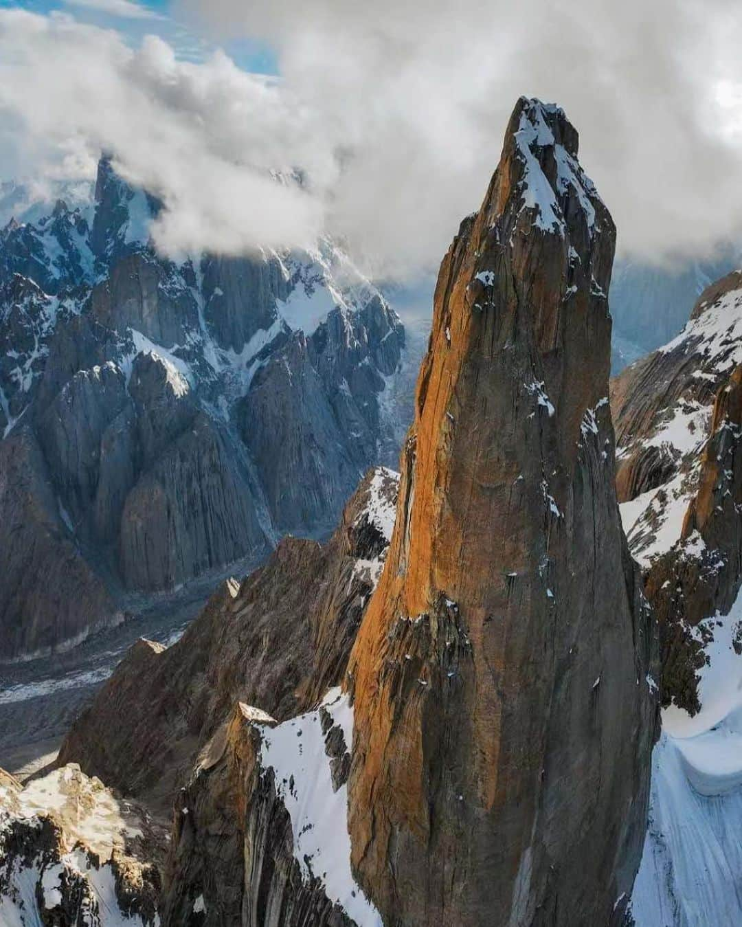 アークテリクスさんのインスタグラム写真 - (アークテリクスInstagram)「More big news to share out of Pakistan!    On August 2, Arc'teryx athlete He Chuan (River) and his team reached the summit of the Trango Tower via Eternal Flame, VI, 7b+, A2. A route set by the German team of Kurt Albert, Wolfgang Güllich, Christof Stiegler and Milan Sykora back in 1989.    The successful ascent realizes a 10-year dream for River, who becomes the first-ever person of Chinese descent to summit the Trango Tower.    Bravo River! 👏 Congratulations on the massive accomplishment.    📸: Rocker Griff #arcteryx」8月21日 10時32分 - arcteryx