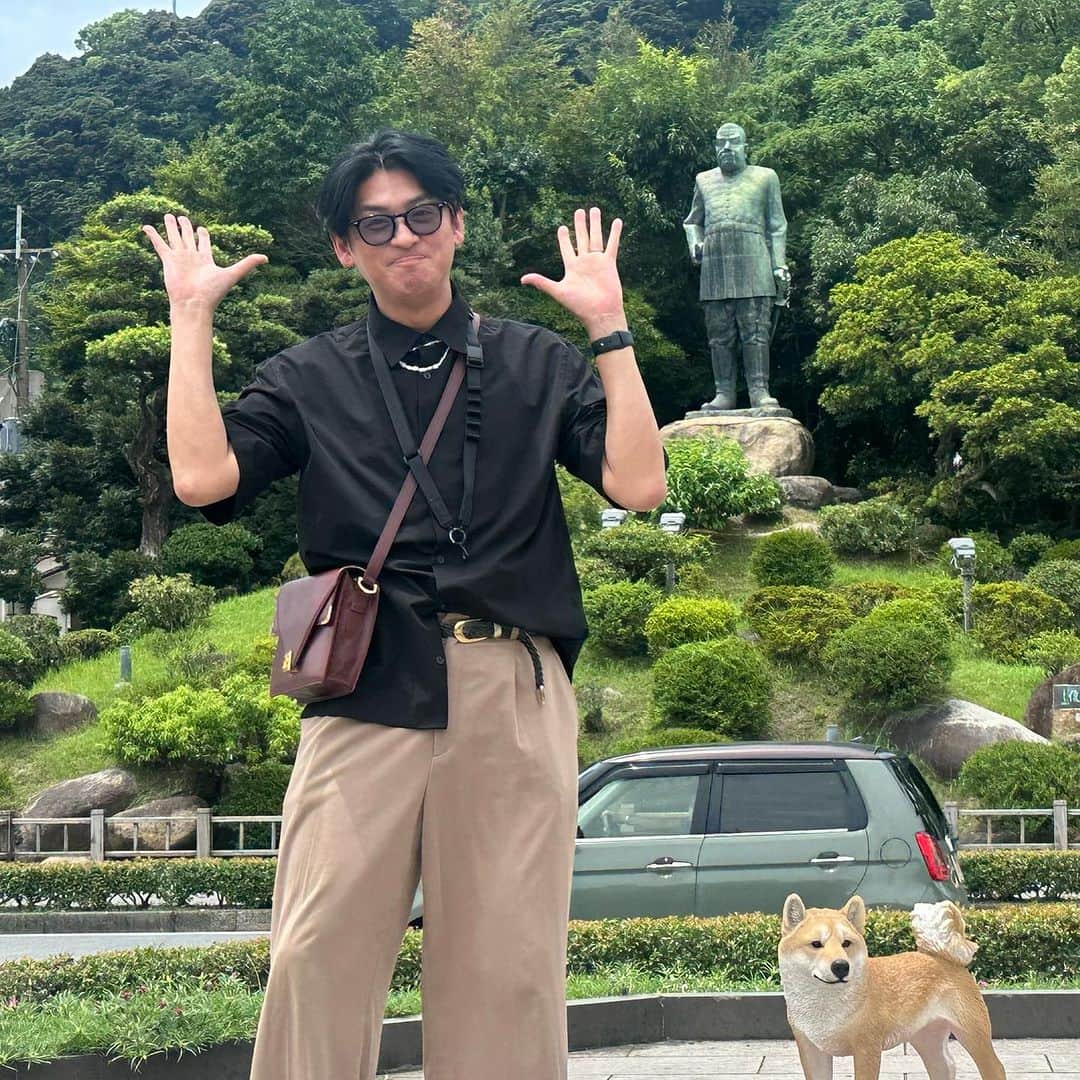 賀集利樹のインスタグラム：「鹿児島の思い出  鹿児島には仕事で一度は行ったことはあったが泊まったこともなければ観光もしたことがなかった。 今回の鹿児島は満喫しました。 それも鹿児島の仮面ライダー研究会の方々がお声かけしてくれたからだし、イベント主催の方々が鹿児島の良いところを沢山見せてくれたから。感謝🙏  大好きな場所がまた出来ました。  8/21の今日、鹿児島県の神村学園が仙台育英と甲子園の準決勝を闘っている。 頑張って欲しいものだ。  黒豚のしゃぶしゃぶは『あぢもり』さん 出汁で食べるのでポン酢もゴマだれグ！美味しかった。  薩摩切子は江戸切子と違って「ぼかし」といわれるグラデーションが美しい。 お値段も凄い。。(笑) 江戸切子は伝統工芸品なのに薩摩切子は違うのは何故なのだろうか。  西郷さんが今でも愛されていて歴史を学べる場所もあるし他にも色々見たけれど、島津斉彬の存在が薩摩を作ったのだろうか。 島津家紋は街のあらゆる所でも見れる。  斉彬をあまり知らないので本でも読もうと思う。  いや〜日本は広い🇯🇵 面白い‼️」