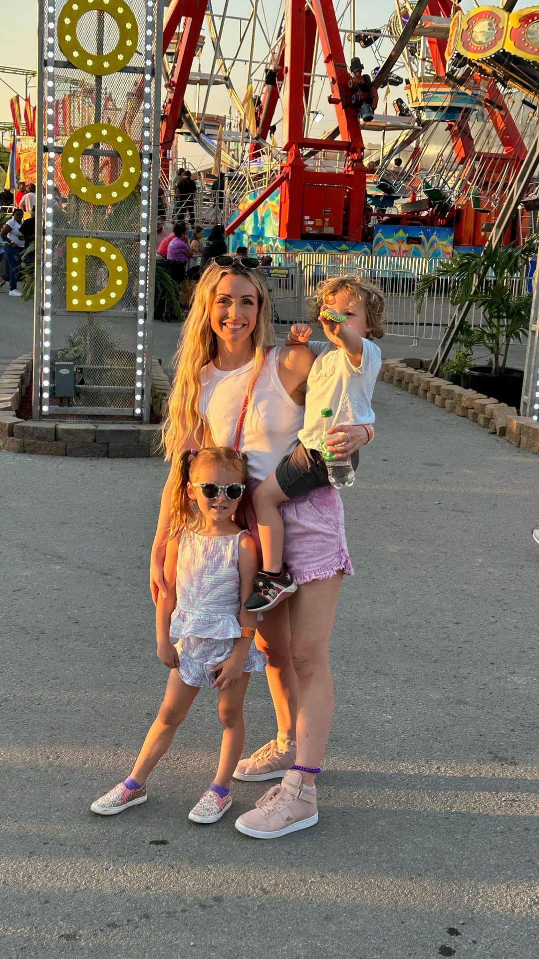 カーリー・ワデルのインスタグラム：「Little bit of the weekend 🎡🎠🎢🎟️ Anyone else go to the fair?!?! If ya did… 1. Fav food 2. Fav ride 3. Fav weird thing u saw…..cuz something weird is always happening at the fair lol」