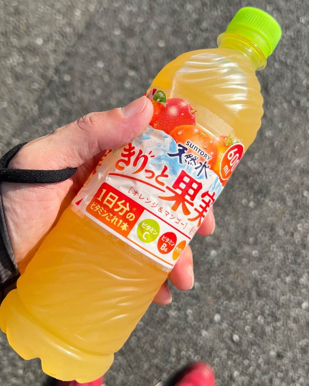 靖乃のインスタグラム：「身体がビタミンを求めている(笑) 今週もゆっくり頑張りましょ〜🎵 Three Point Cafe-ROPPONGI-には8/25(金)の11〜15時でおります🌟  #靖乃 #ハイダンシークドロシー #淡路島 #ピン毛」