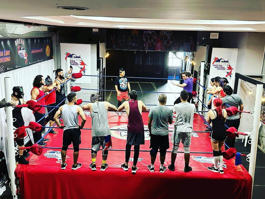 KUSHIDAさんのインスタグラム写真 - (KUSHIDAInstagram)「I did a professional wrestling seminar in Costa Rica.  @official_cwe   When I say at the beginning of class, "My coaches are Kazushi Sakuraba and TAJIRI," their names are known and respected everywhere in the world.  I respect teachers like that.  Hice un seminario de lucha libre profesional en Costa Rica. Cuando digo al comienzo de la clase: "Mis entrenadores son Kazushi Sakuraba y TAJIRI", sus nombres son conocidos y respetados en todo el mundo. Respeto a los profesores así.  @njpw_global」8月21日 10時52分 - kushida_ts