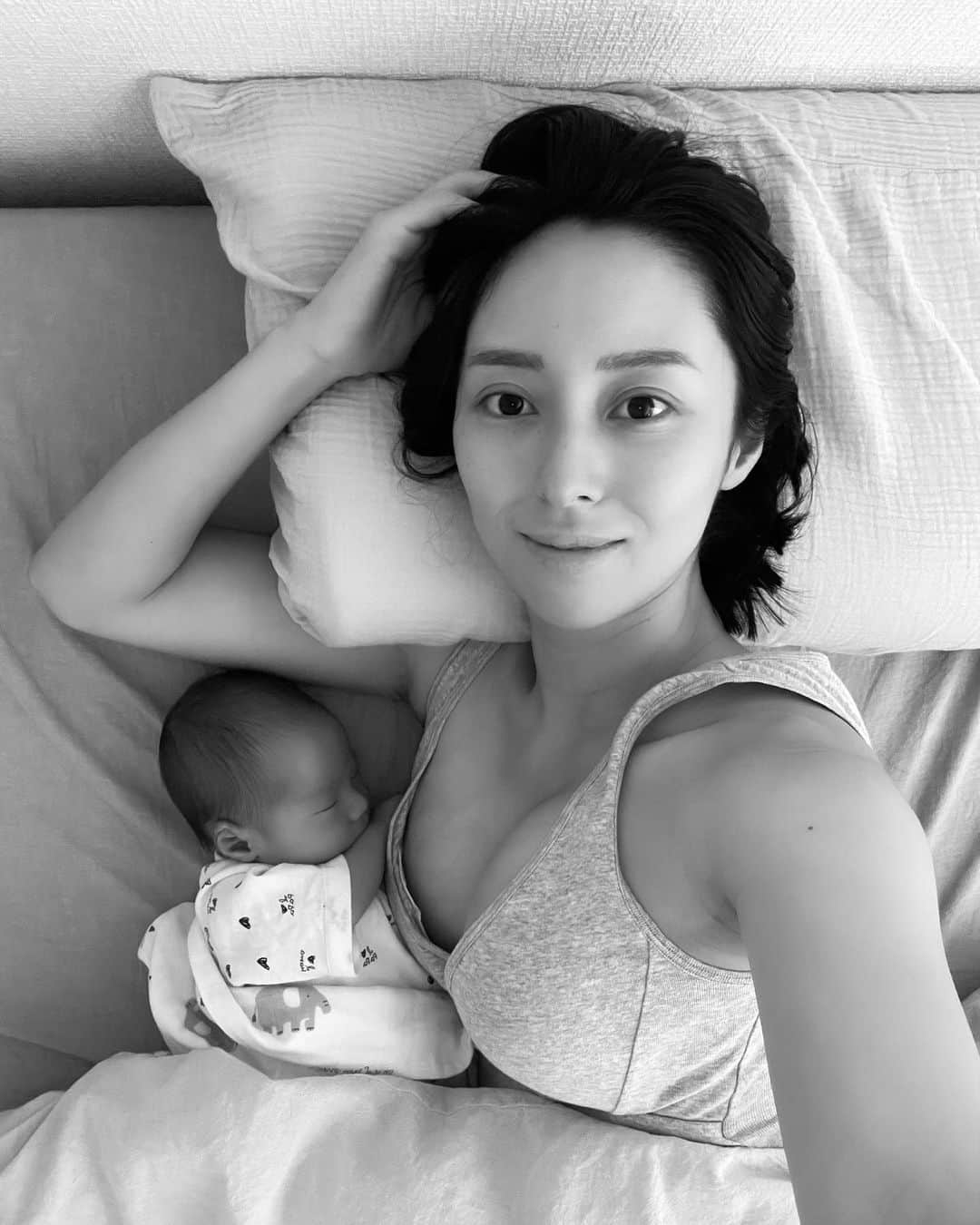 東美樹さんのインスタグラム写真 - (東美樹Instagram)「Unconditional love💞  Parenting isn’t easy. Continuous challenges every day.  Sleepless nights most nights. Almost no “me time” like we used to have…  However, this little gem brings us so much joy and happiness on a level we’ve never felt before.  His smile, his yawn, his cry, his tears… We adore everything about him in every moment.  Thanks for choosing us as your parents.  We love you so so much our little munchkin bebe🌱💓  今にも壊れそうなくらい小さいのに 全身を使って一生懸命今を生きていて  パパとママに与えてくれる愛はとても大きい♡  毎日がチャレンジで自分の顔を鏡で見ることさえ忘れるほどヘロヘロになる時もある  だけど嫌だなんて一度も思ったことがなくて これが無性の愛なのかなって感じる日々☺️  言葉では説明できない程大切で愛おしい存在🌱💓  #monbebe #newbornbaby #momofboy #令和5年ベビー #男の子ママ #新米ママ #産まれてきてくれてありがとう」8月21日 10時53分 - mikko.36___