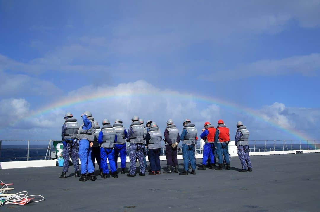 海上自衛隊さんのインスタグラム写真 - (海上自衛隊Instagram)「待機中…丁度隊員を覆うような虹が！🌈 きっと良いことあるぞ！  #今日も頑張ろう #気分転換 #いずも #海上自衛隊 #虹」8月21日 11時00分 - jmsdf_pr