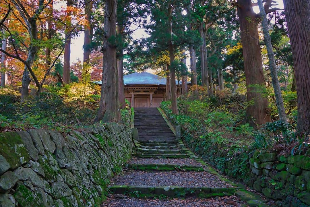 日本の国立公園のインスタグラム：「Meditate with the monks in the ancient Amidado Hall 🍂🧘‍♂️  Daisenji Temple and shrine complex in Tottori once housed over 100 temples and 3,000 warrior priests, rivaling the authority of the most powerful religious centers in Japan. Among the buildings forming the temple complex today, Amidado Hall is the oldest extant Buddhist structure within the Daisenji Temple complex, dating back to 1552, and it is especially beautiful to pay a visit in the fall, when the stone staircase leading to the hall contrasts nicely with the vibrant surrounding autumn hues. 🏯🍁  Amidado Hall is currently used to enshrine and worship Amida Buddha, with a 266 cm tall wooden image of Amida Buddha on display carved by twelfth-century sculptor Ryoen flanked by images of the Seishi bodhisattva of strength, wisdom, and power and the Kannon bodhisattva of mercy. Visitors can make a reservation for zazen, a form of seated Zen meditation. 🏞️⏳  Show some 🍁 if you're ready to find serenity at Amidado Hall!  📍Amidado Hall, Tottori  📸 Mt. Daisen in autumn  📸 Daisenji Amidado Hall in autumn   #NationalParksJP #DaisenOkiNationalPark #DaisenjiTemple #MtDaisen #Tottori #AmidadoHall #AmazingSights #IncrediblePlaces #Zen #ZenMeditation #JapanTravel #Japan #Travel #Tourism #ExploreJapan #DiscoverJapan #VisitJapan #日本 #国立公園」