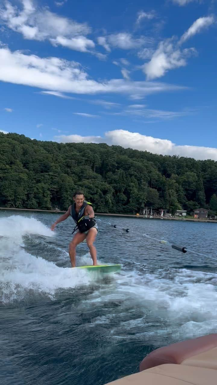 五十嵐恭雄のインスタグラム：「初めての #ウェイクサーフィン 🏄 立てた時は感動しましたー！！ これはめちゃ楽しいです！✍️ またやってみたいーー！！  #野尻湖 #ウェイクボード #スポーツ #sports #wakesurfing」