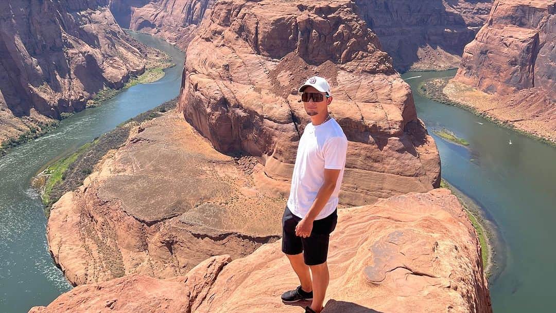鈴木優のインスタグラム：「ホースシューベンド🇺🇸 (Horseshoe Bend)  その名の通り馬の靴の形をしています🧲🐴  長い年月をかけてコロラド川により作られた名所です。  この場に立った瞬間、 あまりの広大さに言葉を失いました🙄  日本ではあり得ない柵とかも全くないエリアもあり フルの自然を味わうことができます👍  人生が変わったみたいにいうのもわかる気がする🤔  世界は広いなーパート2  #horseshoe  #ホースシュー #arizona  #losangeles  #絶景」