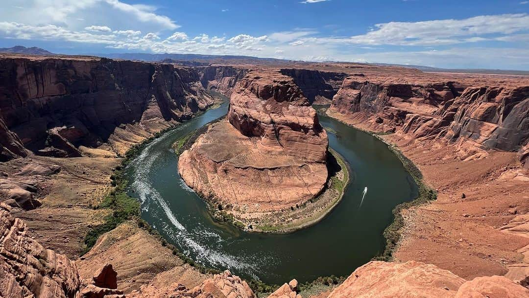 鈴木優さんのインスタグラム写真 - (鈴木優Instagram)「ホースシューベンド🇺🇸 (Horseshoe Bend)  その名の通り馬の靴の形をしています🧲🐴  長い年月をかけてコロラド川により作られた名所です。  この場に立った瞬間、 あまりの広大さに言葉を失いました🙄  日本ではあり得ない柵とかも全くないエリアもあり フルの自然を味わうことができます👍  人生が変わったみたいにいうのもわかる気がする🤔  世界は広いなーパート2  #horseshoe  #ホースシュー #arizona  #losangeles  #絶景」8月21日 11時08分 - suzuqgram