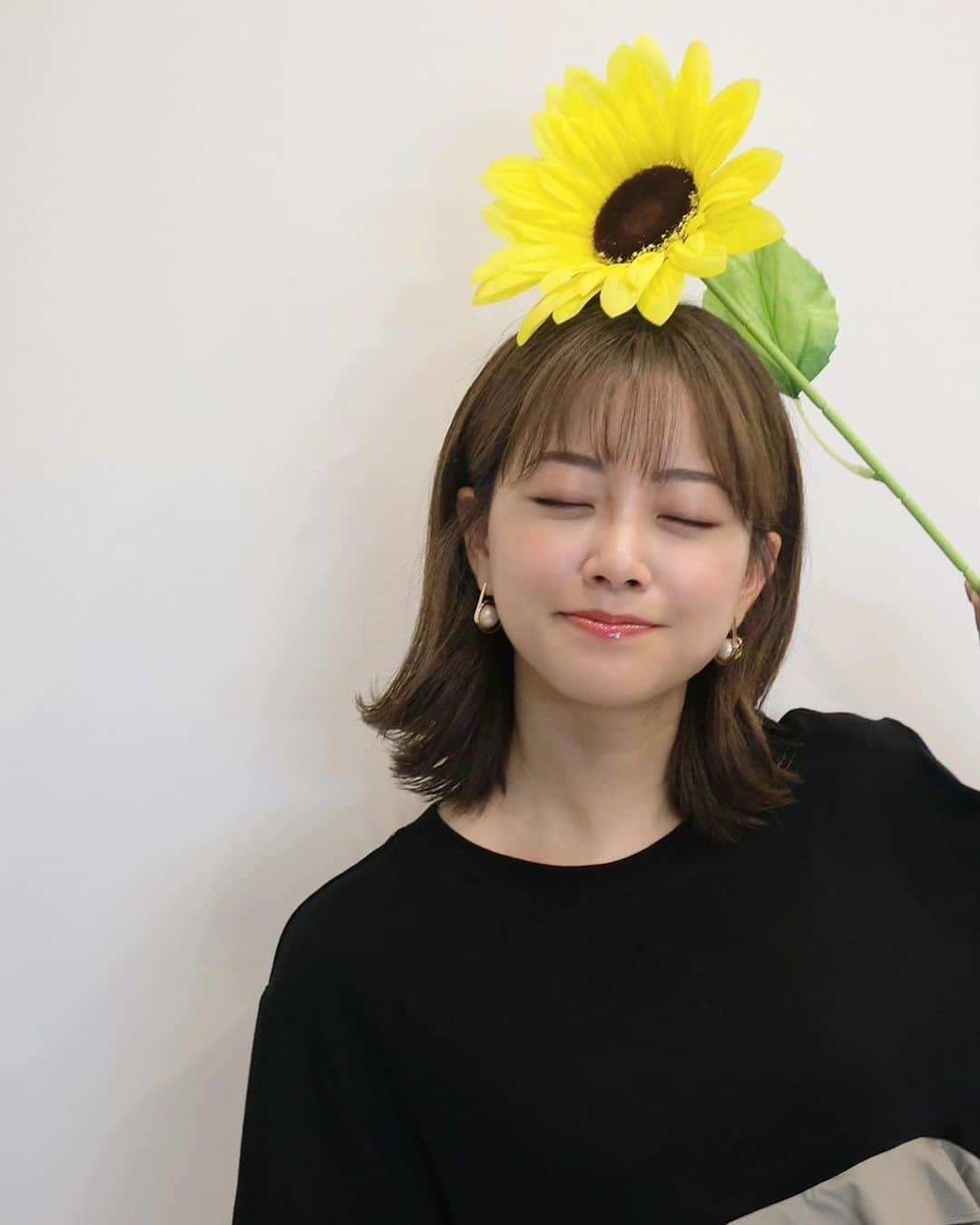 新井恵理那のNキャスのインスタグラム：「ひまわり撮影術🌻 カメラを低い位置に構えて夏空と一緒に撮るのがおすすめです！ お試しあれ！ #中川絵美里 #情報7daysニュースキャスター  #Weatherニュースキャスター」