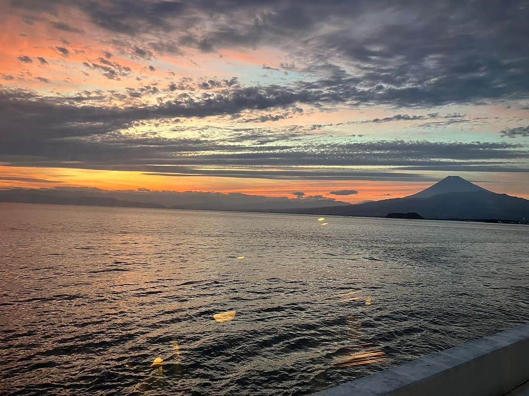 AWASHIMA HOTEL 淡島ホテルさんのインスタグラム写真 - (AWASHIMA HOTEL 淡島ホテルInstagram)「.  淡島ホテルのサンセットテラスから見える夕陽です。駿河湾の先に富士山のシルエットが見えます。  Beautiful moment from the sunset terrace of Awashima Hotel. You may see the silhouette of Mt.Fuji beyond Suruga Bay.   @awashima.hotel   #SmallLuxuryResort #Awashima #awashimahotel #BeautifulHotels #VisitJapan #BeautifulJapan #Fuji #Shizuoka #Japan #japantravel #LuxuryTravel #ホテルライフ　#静岡　#沼津 #numazu #numa_1  #沼津市　#沼津観光　#フォトスポット　#淡島ホテル #日本の離島　#ホテル好きと繋がりたい #海の見える宿　#oceanviewhotel #スモールラグジュアリーリゾート #国内旅行 #リフレッシュ #お宿　#旅行好きな人と繋がりたい #travel」8月21日 11時20分 - awashima.hotel