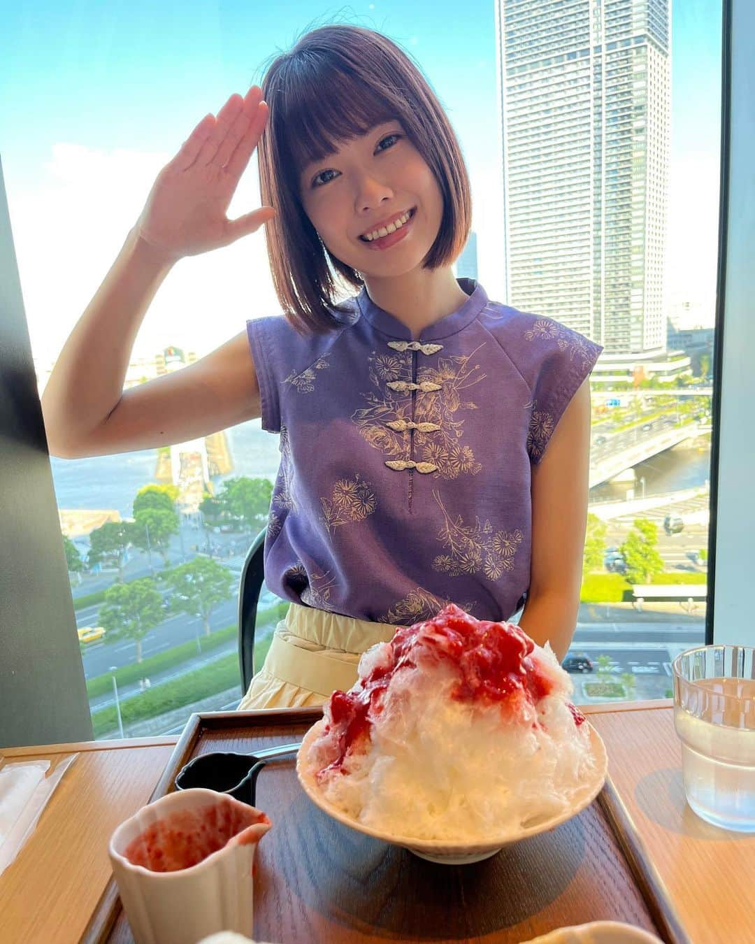 小田えりなさんのインスタグラム写真 - (小田えりなInstagram)「かき氷🍧 後ろの景色が、みなとみらい感あるから見て〜〜〜🎡 今週もかき氷食べます！！！  (料理と撮られる時のポーズがわからない)  #かき氷 #横浜 #みなとみらい #コレットマーレ」8月21日 11時29分 - odenchannn