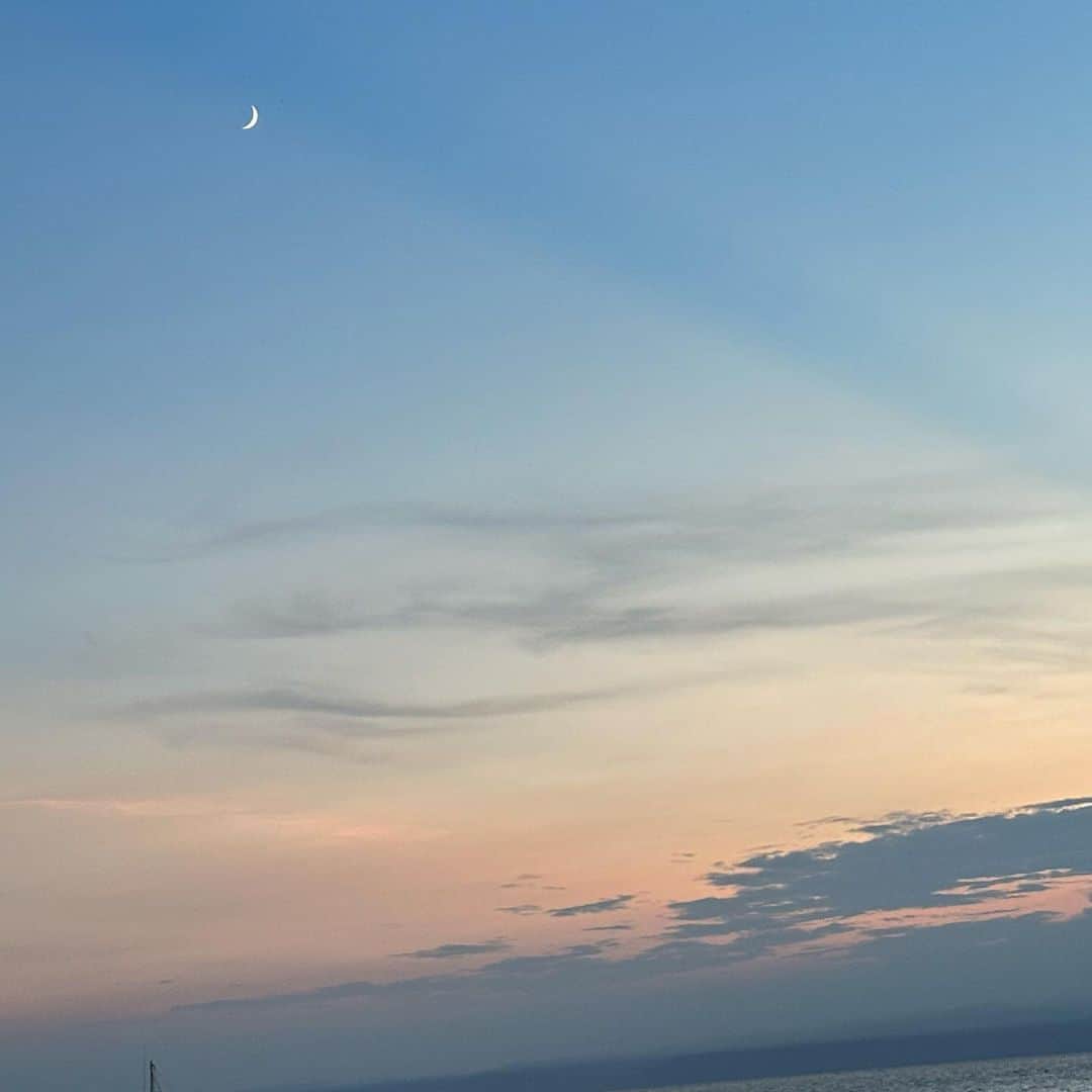 林田沙綾さんのインスタグラム写真 - (林田沙綾Instagram)「昨日みたかわいくてきゅんとした月🌙 と、甘いぴんく色の空に ときめいた...🥺  わたしも、ときめきさせたいと想った瞬間🌙」8月21日 11時23分 - saaya.xoxo