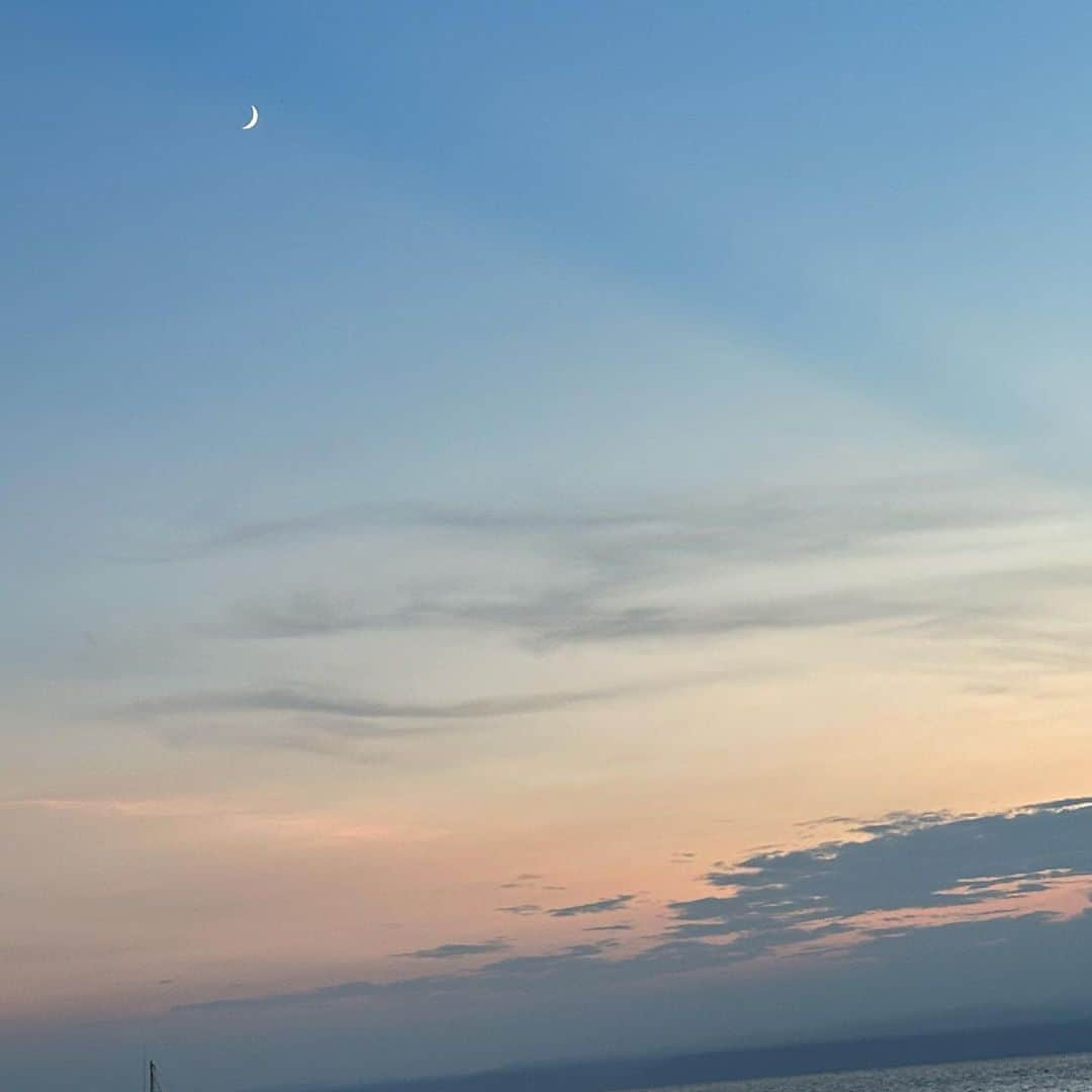 林田沙綾のインスタグラム：「昨日みたかわいくてきゅんとした月🌙 と、甘いぴんく色の空に ときめいた...🥺  わたしも、ときめきさせたいと想った瞬間🌙」