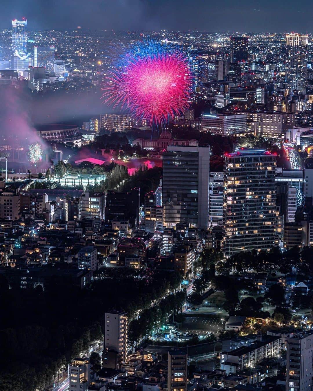 Tokyo City View 六本木ヒルズ展望台さんのインスタグラム写真 - (Tokyo City View 六本木ヒルズ展望台Instagram)「-----  大迫力の神宮外苑花火大会をとらえた一枚。  ぐるりと眺望をお楽しみいただける東京シティビューでは夏の風物詩・花火の様子も捉えることが出来るベストスポット。  ----- 📸 by　@tomomon1227 様 素敵なお写真のご投稿をありがとうございました✨  当アカウントでは、 @tokyocityview をタグ付け、または【#六本木ヒルズ展望台】【#東京シティビュー】【#スカイデッキ】をつけて投稿していただいた投稿者様の素敵なお写真をご紹介していきます。 皆様の投稿をお待ちしております。 ----- #六本木ヒルズ展望台 #スカイデッキ #東京シティビュー #富士山 #展望台 #絶景 #景色 #荒谷良一 #RoppongiHillsObservation #skydeck #TokyoCityView #FujiMountain #TCV #Tokyo #japantravel #tokyo #roppongi #RyoichiAratani #travelgram #japantrip #japan_daytime_view #japan_of_insta #bestjapanpics #tokyomuseum #artoftheday」8月21日 11時25分 - tokyocityview