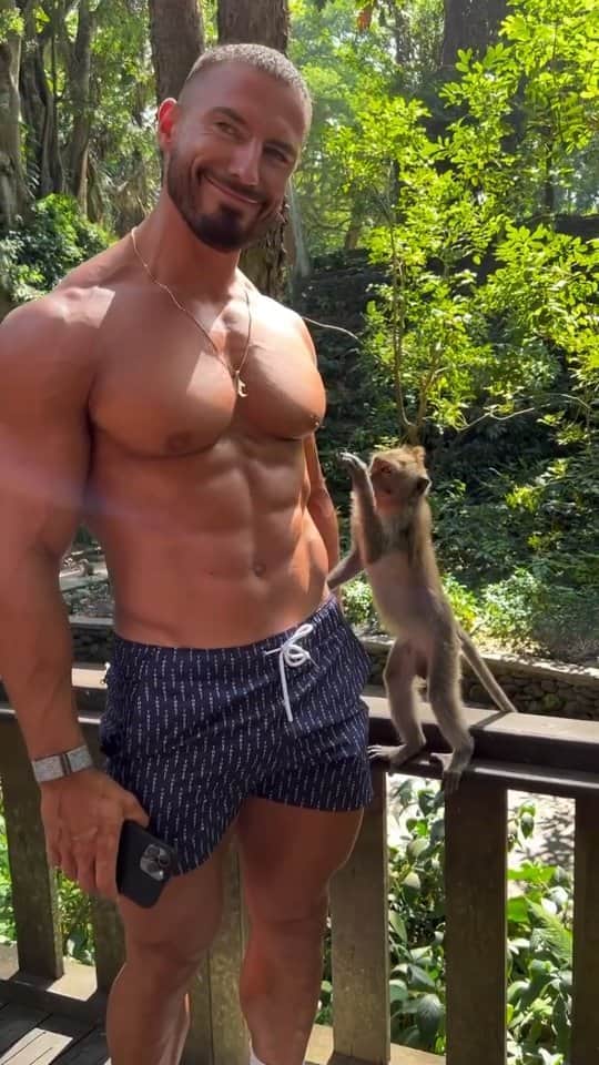 DELLICIOUSMENのインスタグラム：「// The little monkey found a delicious fruit. I would do the same! 😅😍」