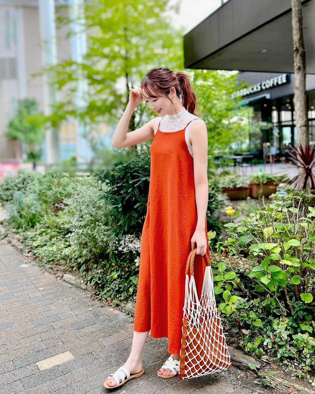 佐藤瀬奈のインスタグラム：「⠀ 最近オレンジの服ばっかり着てる🧡⠀ ⠀ dress. @grl_official  bag. @azulbymoussy_official ⠀ ⠀ このワンピ、人気ですぐ完売しちゃったから再入荷を待ってたの🥺✨ やっとゲットできて嬉しい〜🥰 オレンジを身につけてると パッと明るい気持ちになれる🥹🧡 ・ ・ ・ #grl#グレイル#grl購入品 #グレイル購入品#grlコーデ #グレイルコーデ #mamagirl #男の子ママ#プチプラコーデ#プチプラファッション#プチプラ高見えコーデ#ママコーデ#オレンジコーデ」