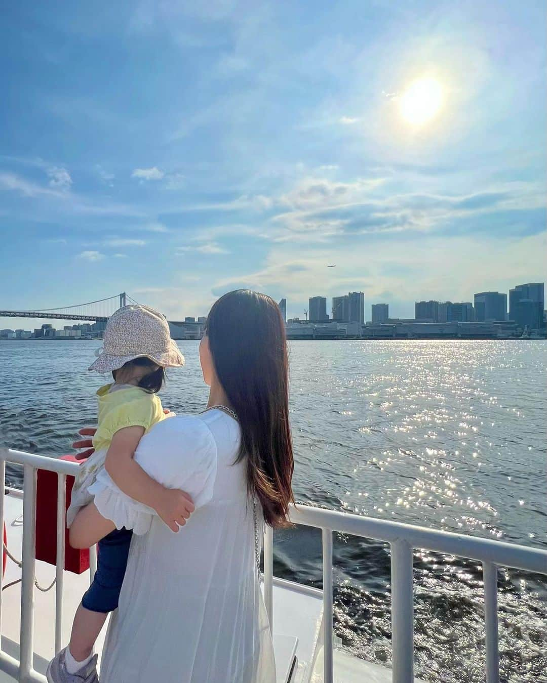 丸山裕理さんのインスタグラム写真 - (丸山裕理Instagram)「🛥🤍 . お天気がよかったのでお台場へ。  波打ち際を歩いたり フェリーに乗ったりして 夏らしいことが出来ました☺️  今年は諸事情で 宮古島旅行が中止になってしまったので🥲、 少しでも潮風を感じられてよかったです🏝 . . . #お台場 #お台場海浜公園  #子連れお出かけ #子連れランチ  #女の子ママ #ママコーデ #30代コーデ  #1歳5ヶ月 #赤ちゃんのいる暮らし  #初めての海 #ちょっと怖かったみたい😂」8月21日 11時31分 - yuri_maruyama1213