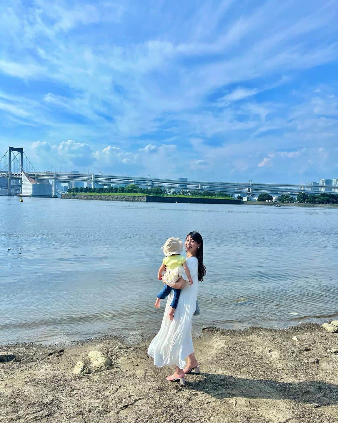 丸山裕理のインスタグラム：「🛥🤍 . お天気がよかったのでお台場へ。  波打ち際を歩いたり フェリーに乗ったりして 夏らしいことが出来ました☺️  今年は諸事情で 宮古島旅行が中止になってしまったので🥲、 少しでも潮風を感じられてよかったです🏝 . . . #お台場 #お台場海浜公園  #子連れお出かけ #子連れランチ  #女の子ママ #ママコーデ #30代コーデ  #1歳5ヶ月 #赤ちゃんのいる暮らし  #初めての海 #ちょっと怖かったみたい😂」