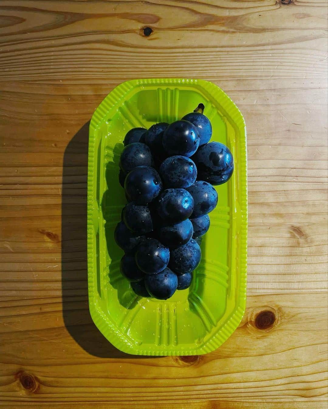 KAINO Yuさんのインスタグラム写真 - (KAINO YuInstagram)「🍇  凍らせた巨峰に茶を注ぐ 表面が溶けてほのかにぶどうが香る煎茶に  シャリシャリした甘くシャーベットのような巨峰と冷えて香ばしい煎茶を交互に楽しむ  ちょっと贅沢時間」8月21日 11時32分 - kainoyu